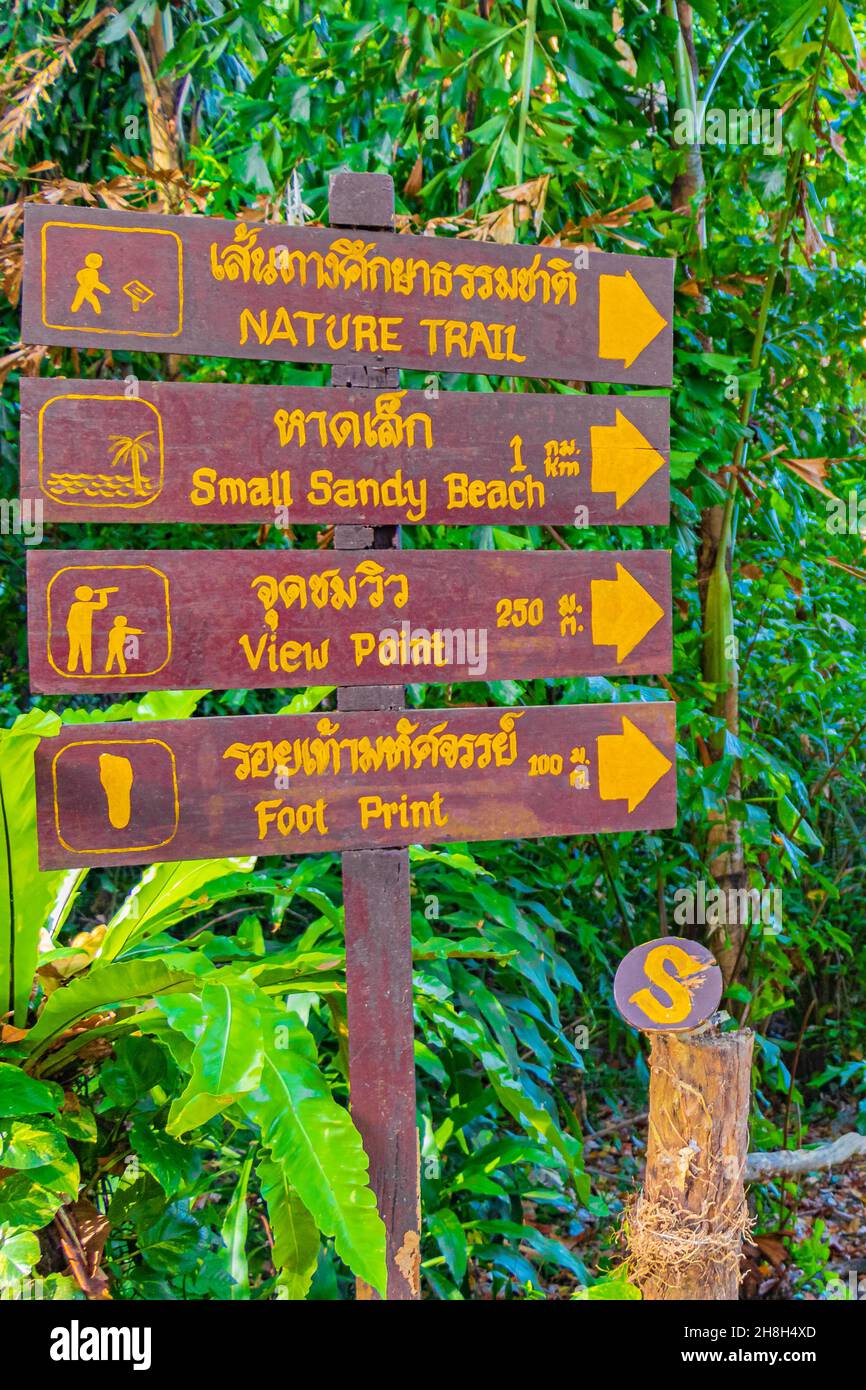 Khao Lak Thailand 09. Februar 2020 Richtpfeile und Informationstafeln im Lam ru Lamru Nationalpark in Khao Lak Phang-nga Thailand. Stockfoto