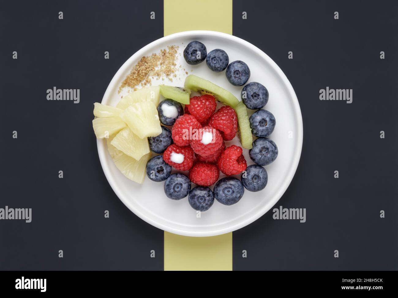 Frische bunte Beeren und Früchte noch Leben Stockfoto