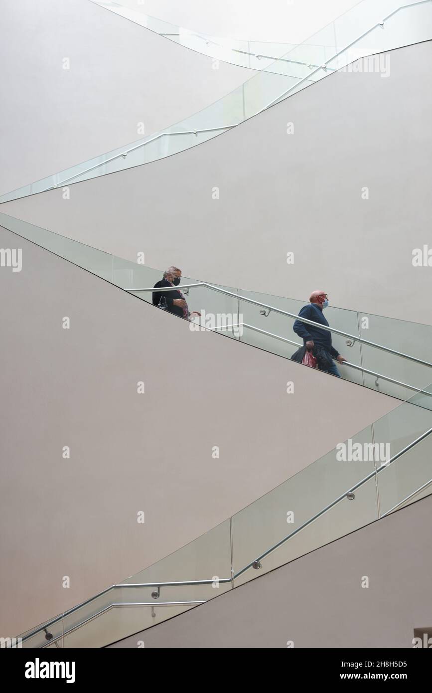 Museumsbesucher auf modernen Treppen oder Treppen im Ashmolean Museum Oxford England Stockfoto