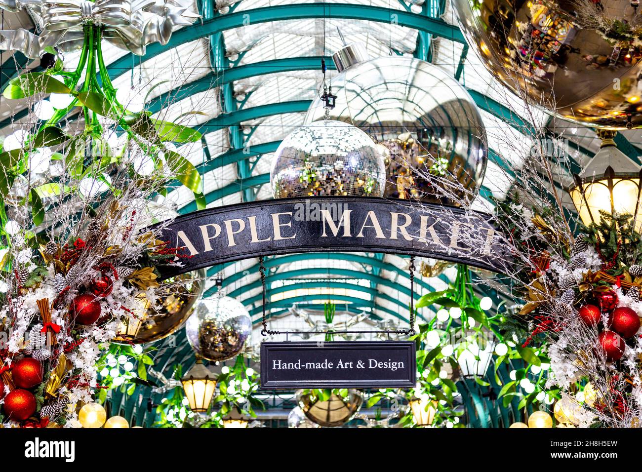 Apple Market wird zur Weihnachtszeit in Covent Garden, London, Großbritannien, dekoriert Stockfoto