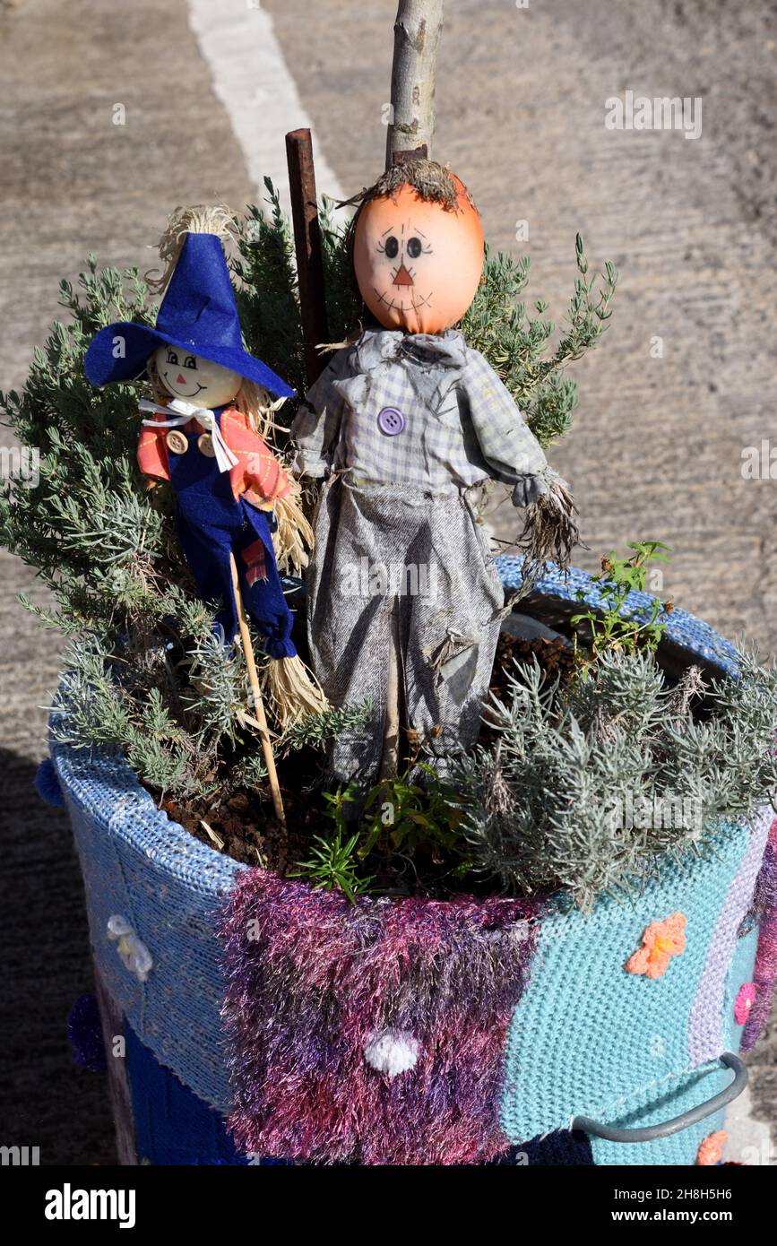 Dekorativer Patchwork-Blumentopf, Blumentopf oder Blumentopf mit Scarecrow-Puppe Stockfoto