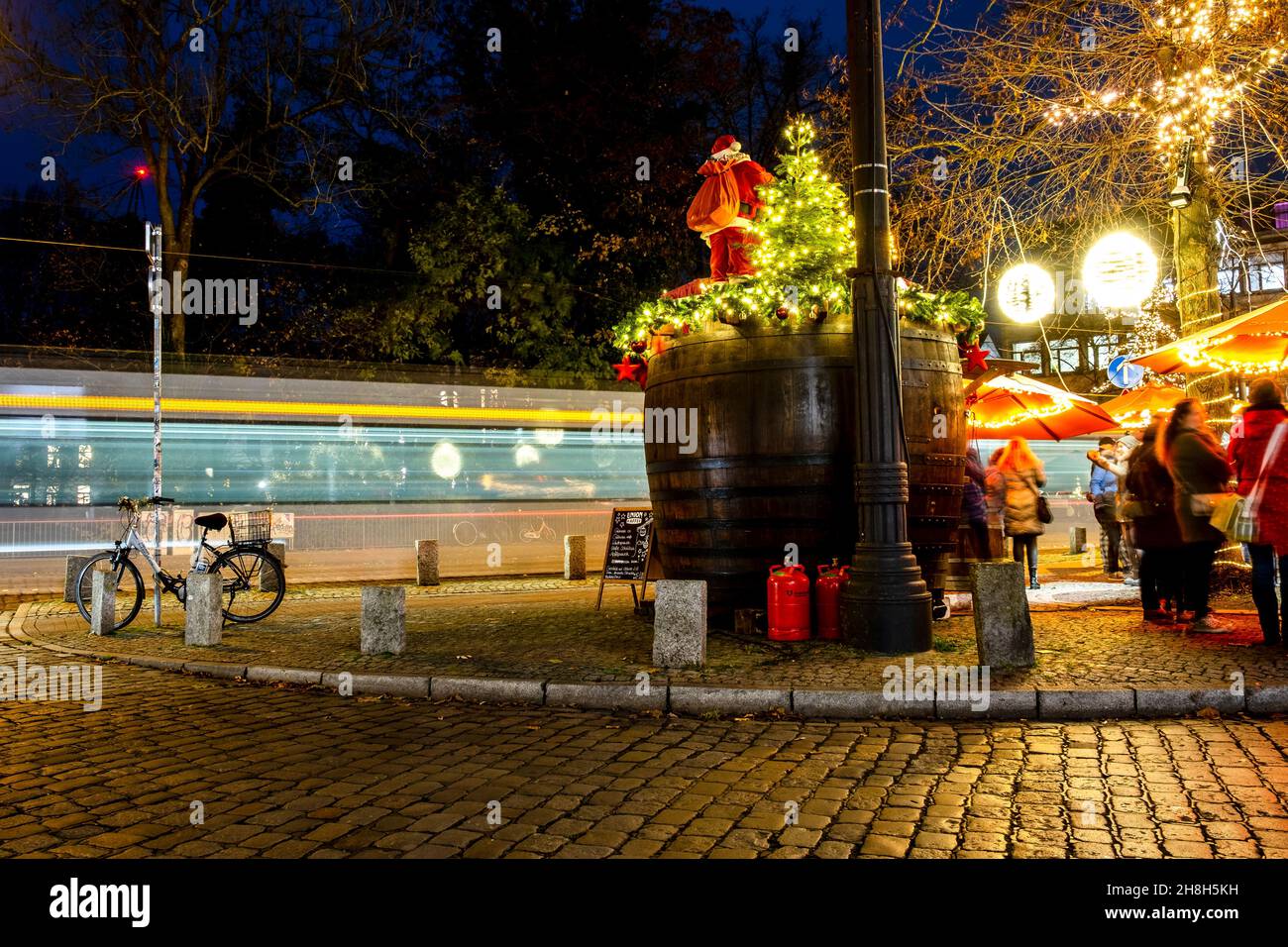 Eine Straßenbahn fährt am hell erleuchteten weihnachtsmarkt vor dem bremer Theater am goetheplatz vorbei Stockfoto