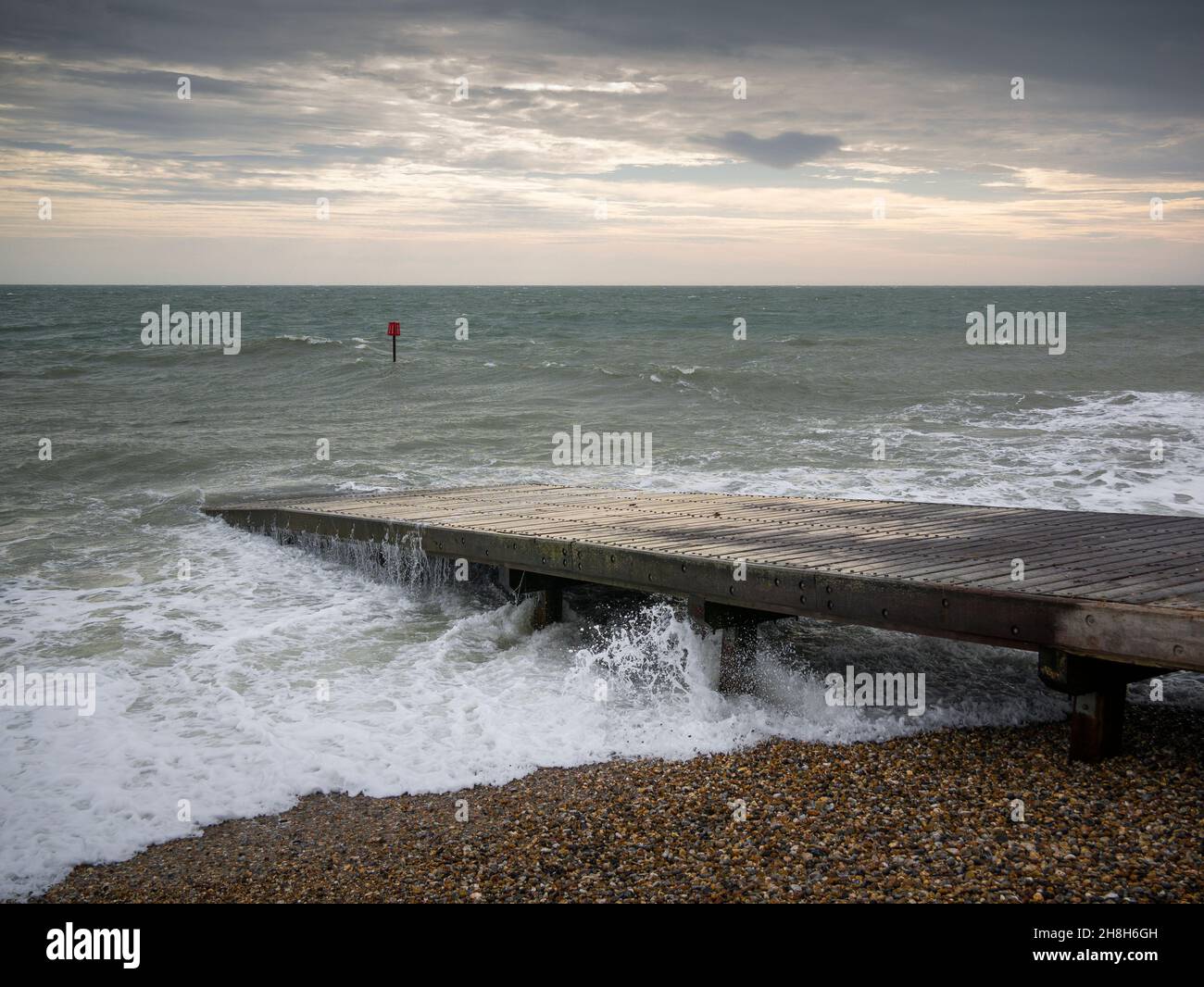 Der Slipway in den Englischen Kanal am East Beach in Selsey, West Sussex, England. Stockfoto