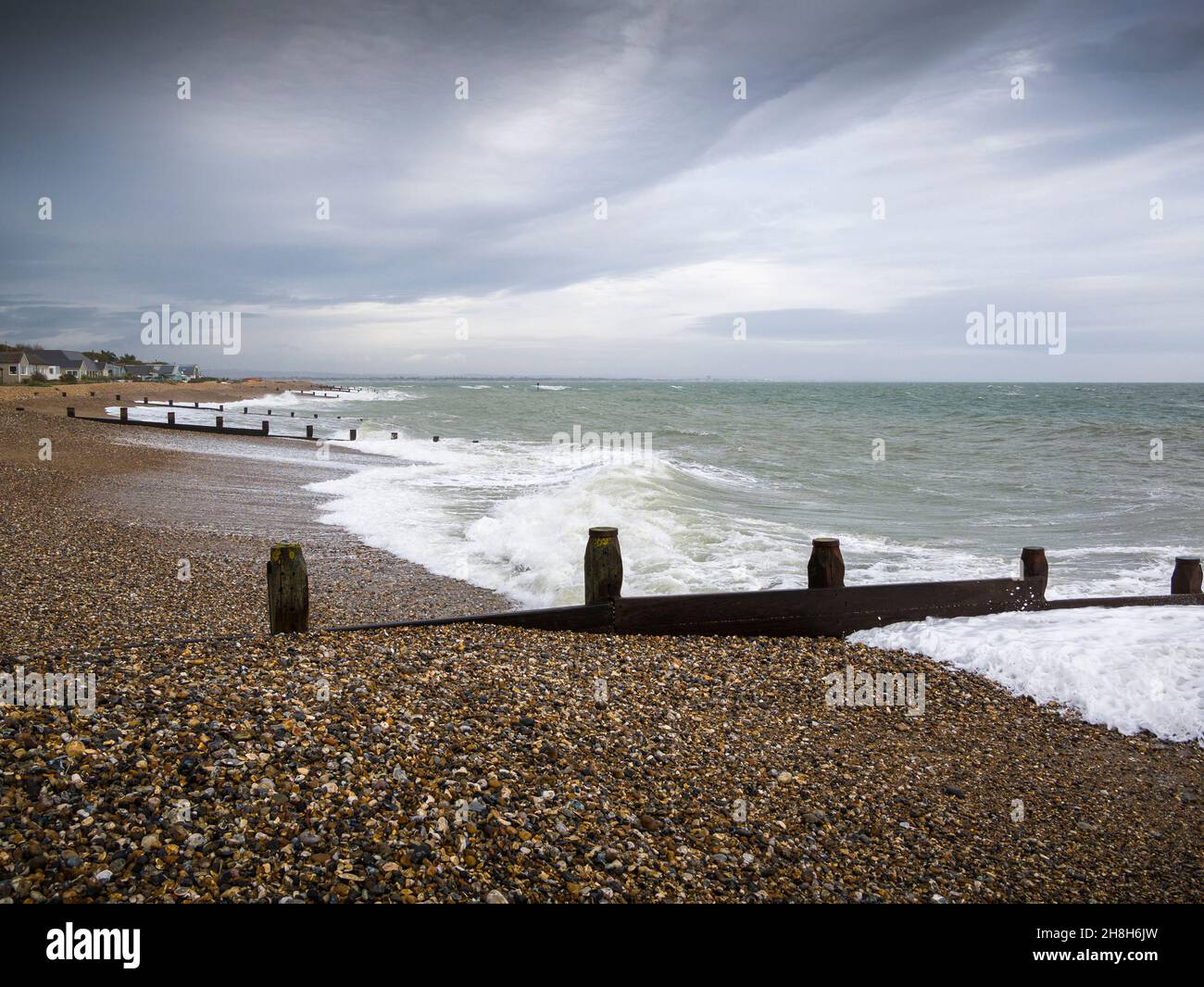 Groynes in East Beach an einem stürmischen Herbsttag, Selsey, West Sussex, England. Stockfoto