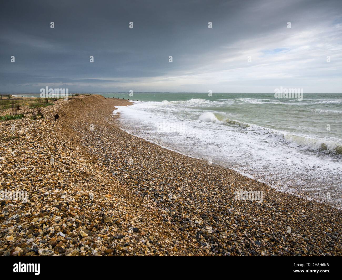 Die Single in East Beach an einem stürmischen Herbsttag, Selsey, West Sussex, England. Stockfoto