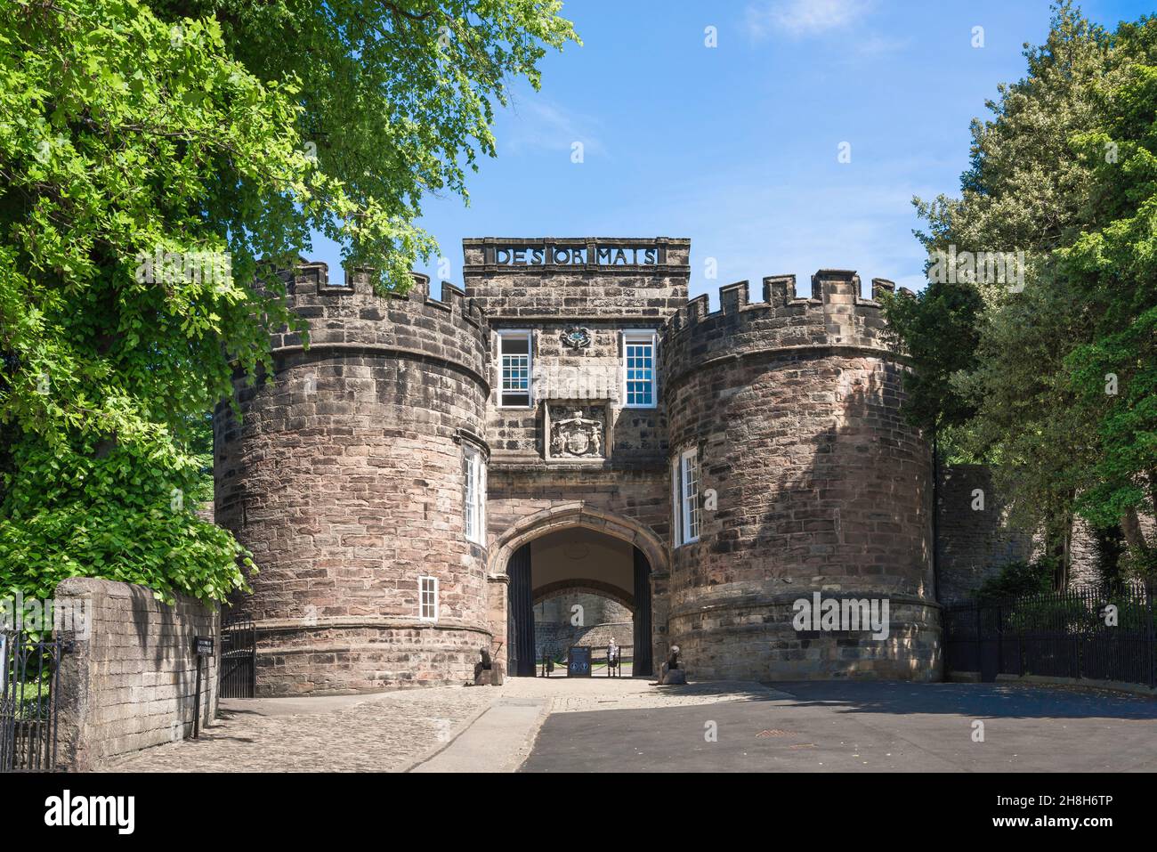Skipton Castle, Blick im Sommer auf das Torhaus und Haupteingang zum Skipton Castle, North Yorkshire, England, Großbritannien Stockfoto