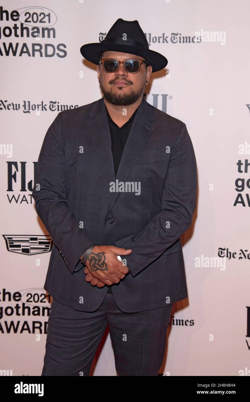 NEW YORK, NEW YORK - 29. NOVEMBER: Sterlin Harjo nimmt an den Gotham Awards 2021 Teil, die das Gotham Film & Media Institute am 29. November 2021 in der Cipriani Wall Street in New York City verliehen hat. Stockfoto