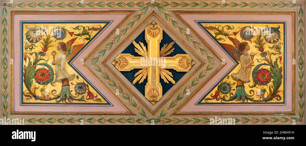 FERRARA, ITALIEN - 9. NOVEMBER 2021: Das Mannierismus-Gemälde mit dem Kreuz auf dem Seitenaltar in der Kirche Chiesa di San Francesco. Stockfoto