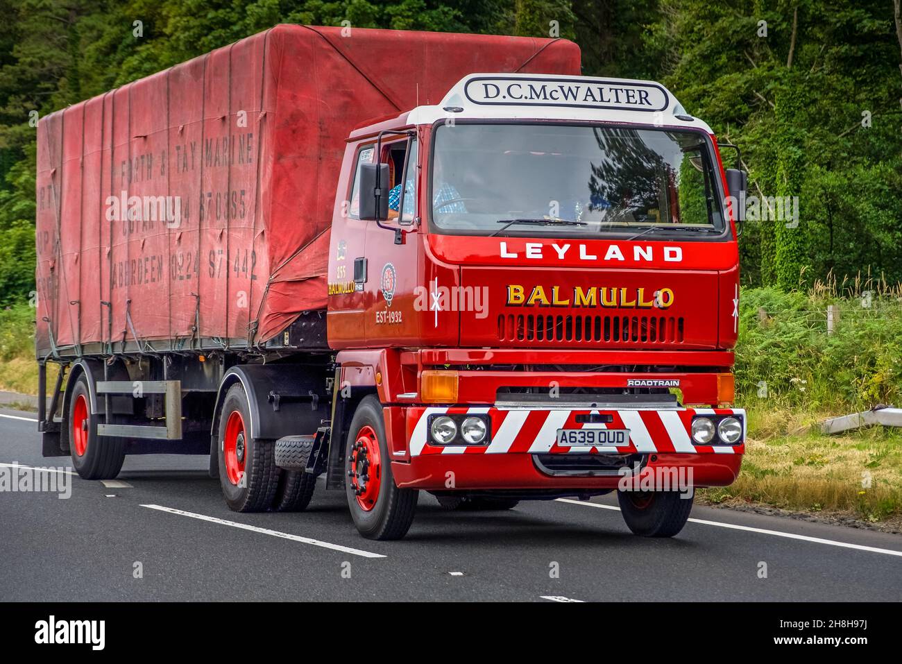 1984 Leyland Roadtrain T45 Traktor und Anhänger nähern sich Glenluce auf dem 2018 Ayshire Road Run. Stockfoto