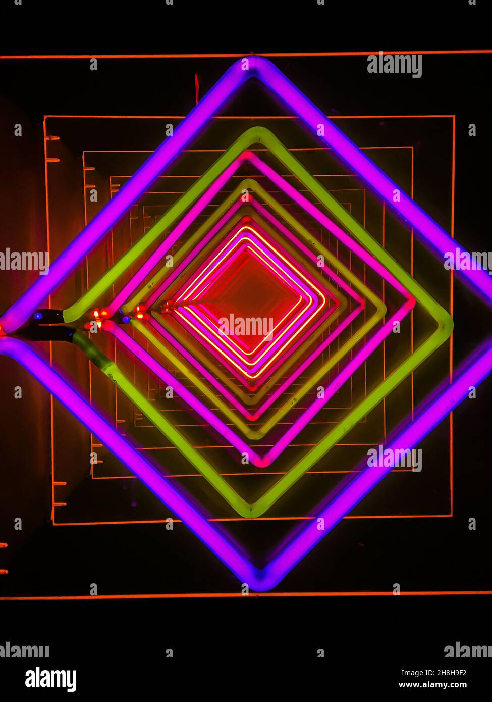 Vertikale Aufnahme von bunten Rhombus-förmigen Neonlichtern Stockfoto