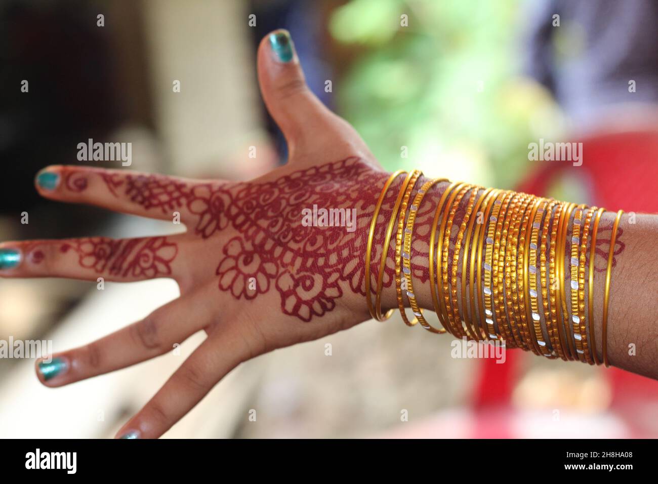 Bunte niedliche Baby-Mädchen Hand mit Henna und Armreif. Wird auf einer Hochzeitszeremonie aufgenommen Stockfoto