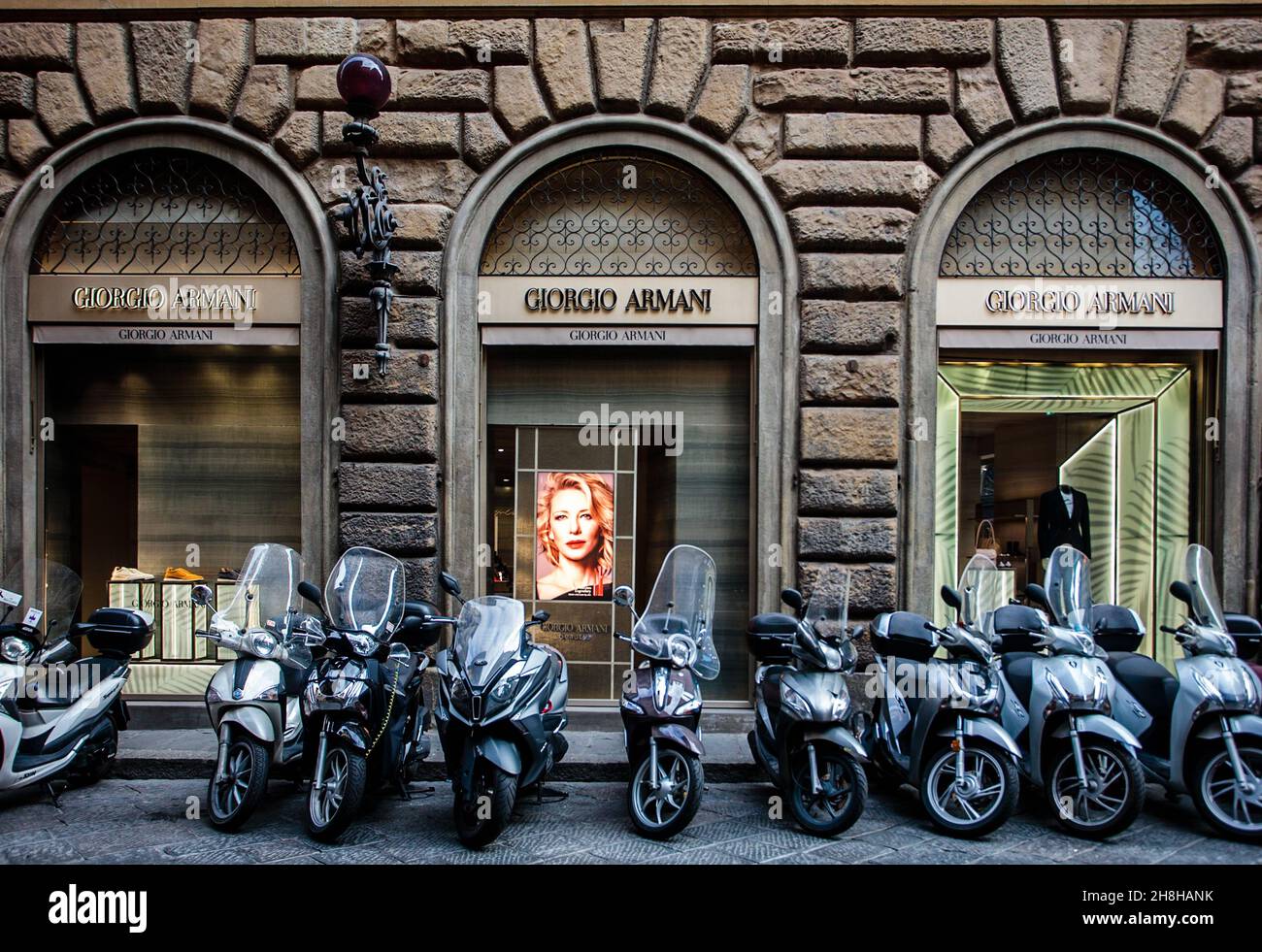 Motorräder parken vor dem Giorgio Armani Geschäft in der Via Tornabuoni, Florenz. Italien Stockfoto