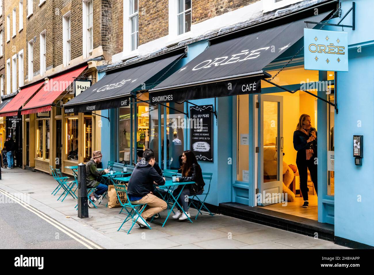 Kunden, die vor der Oree Boulangerie/Patisserie, New Road, Covent Garden, London, Großbritannien, sitzen. Stockfoto