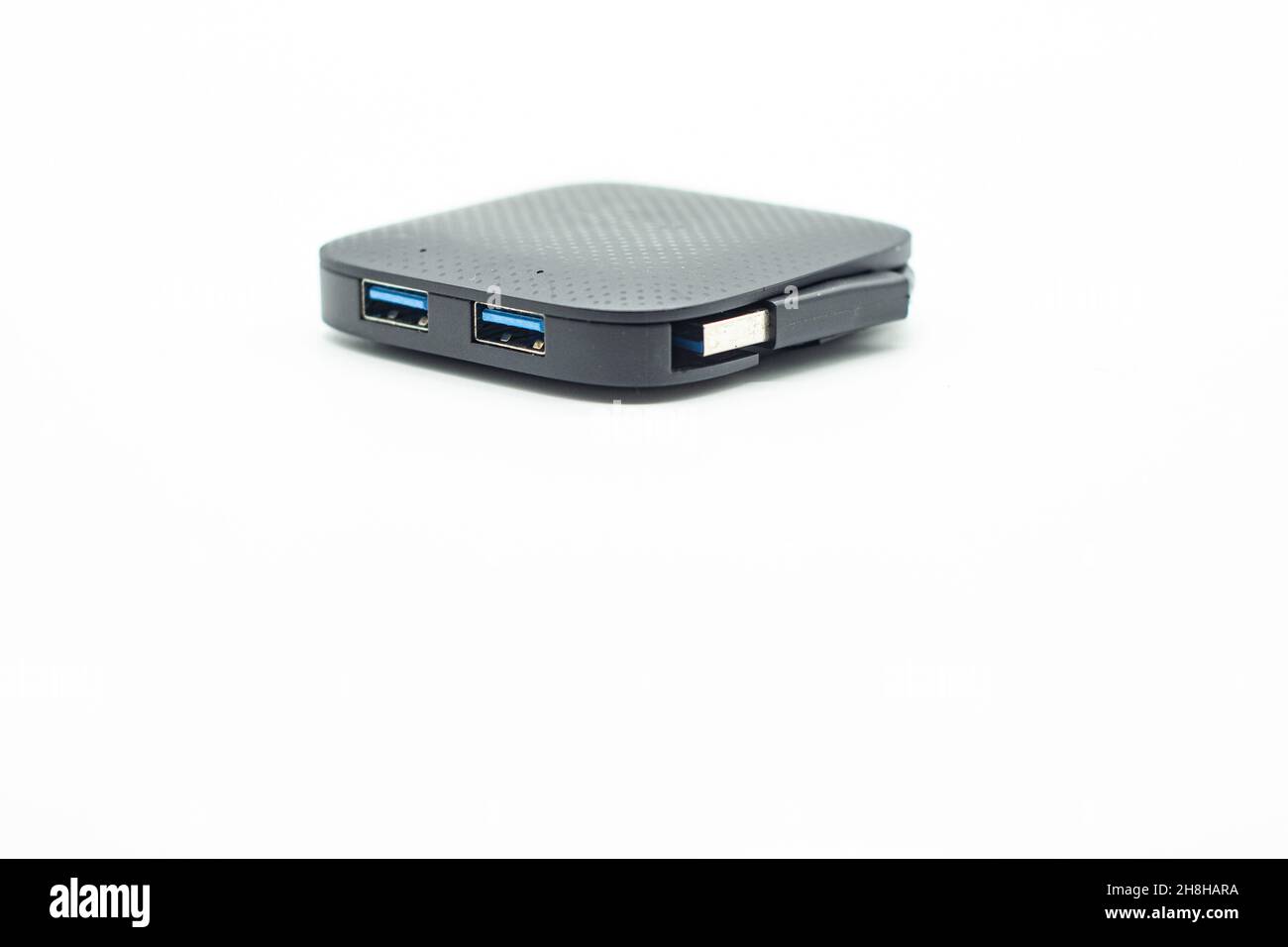 Externer USB-Hub und usb-Flash-Laufwerke auf weißem Hintergrund Stockfoto