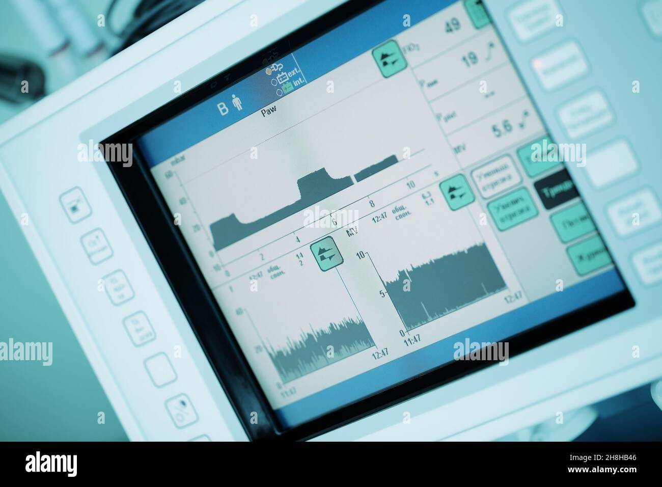 Digitaler Gerätemonitor mit Diagrammen. Stockfoto