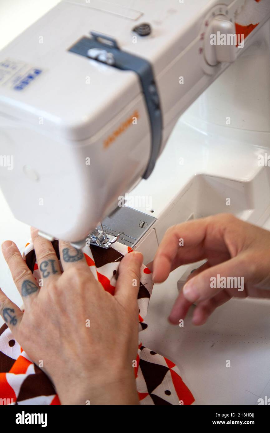 Erwachsener Student an Nähmaschine Stockfoto