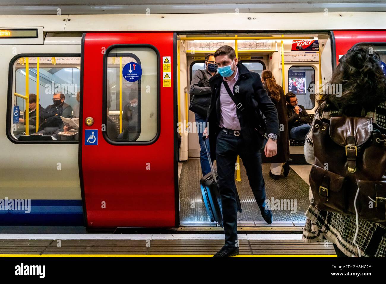 Menschen, die aus Einem Londoner U-Bahn-Zug aussteigen, London, Großbritannien. Stockfoto