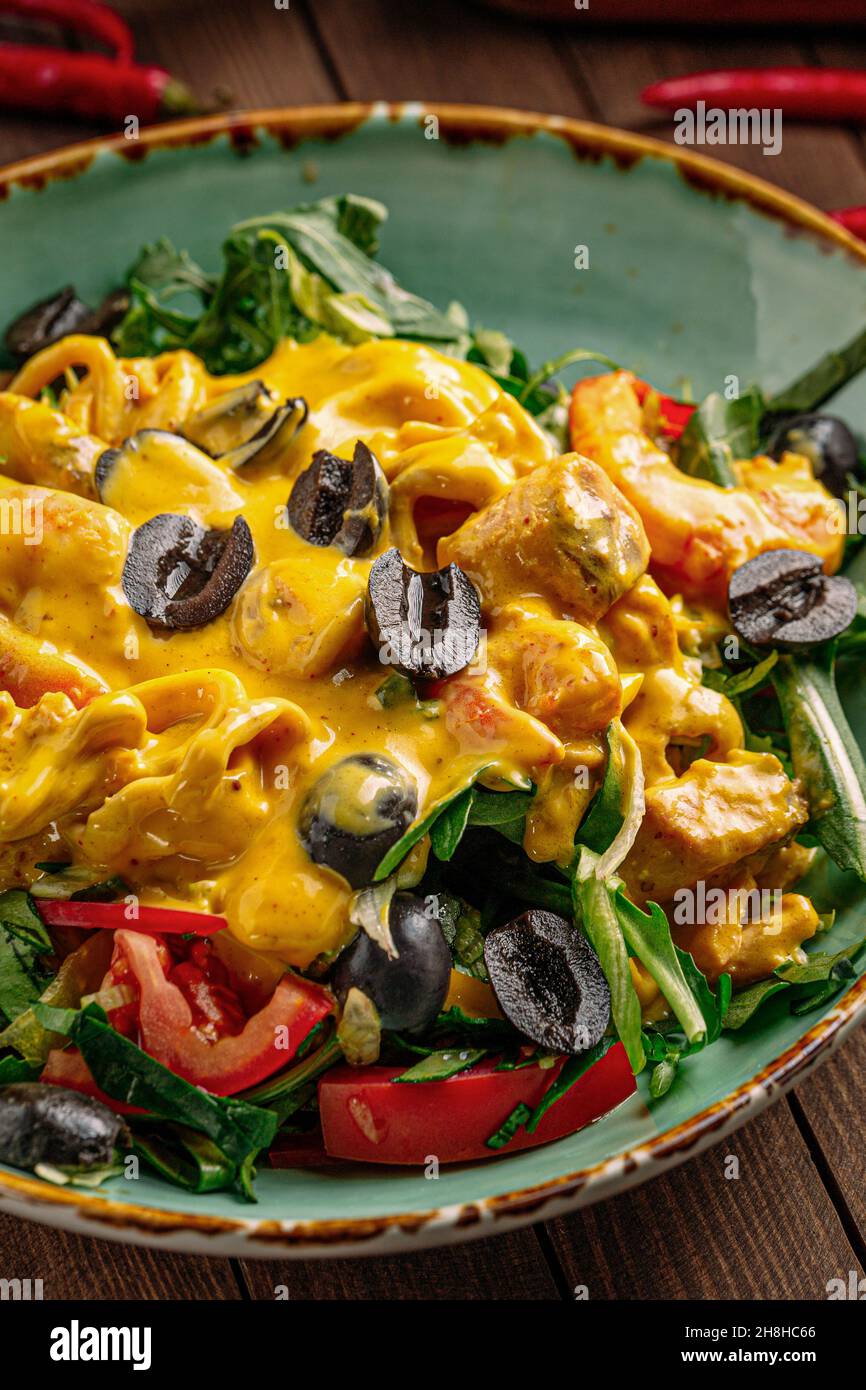 Gourmet-Salat mit Meeresfrüchten und Gemüse Stockfoto