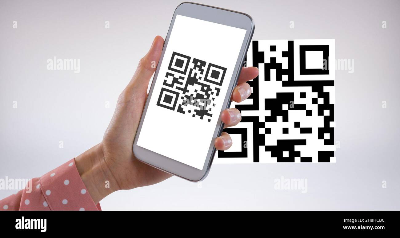 Beschnittene Hand einer Frau, die QR-Code mit Mobiltelefon scannt, mit Platz zum Kopieren auf weißem Hintergrund Stockfoto