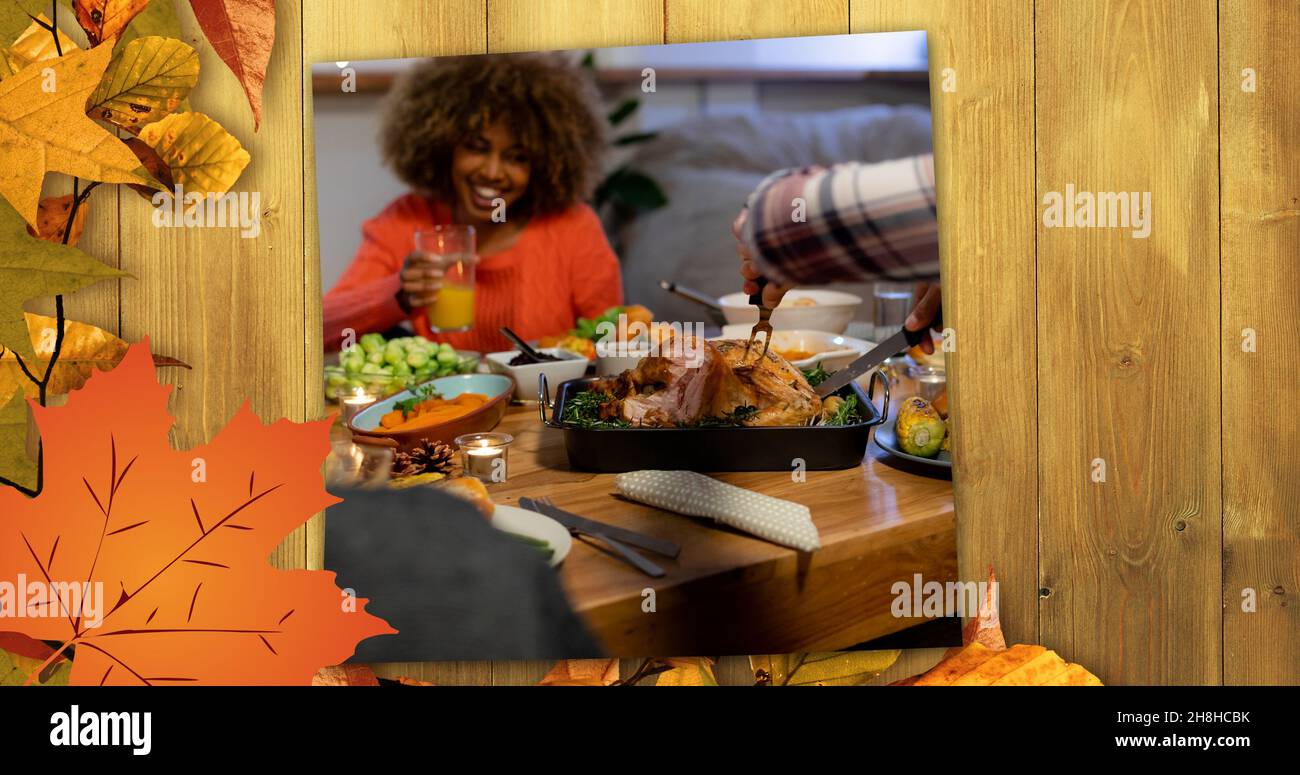 Zusammengesetztes Bild von Menschen, die leckeres Essen auf Danksagungsparty und Herbstblättern essen, Kopierraum Stockfoto