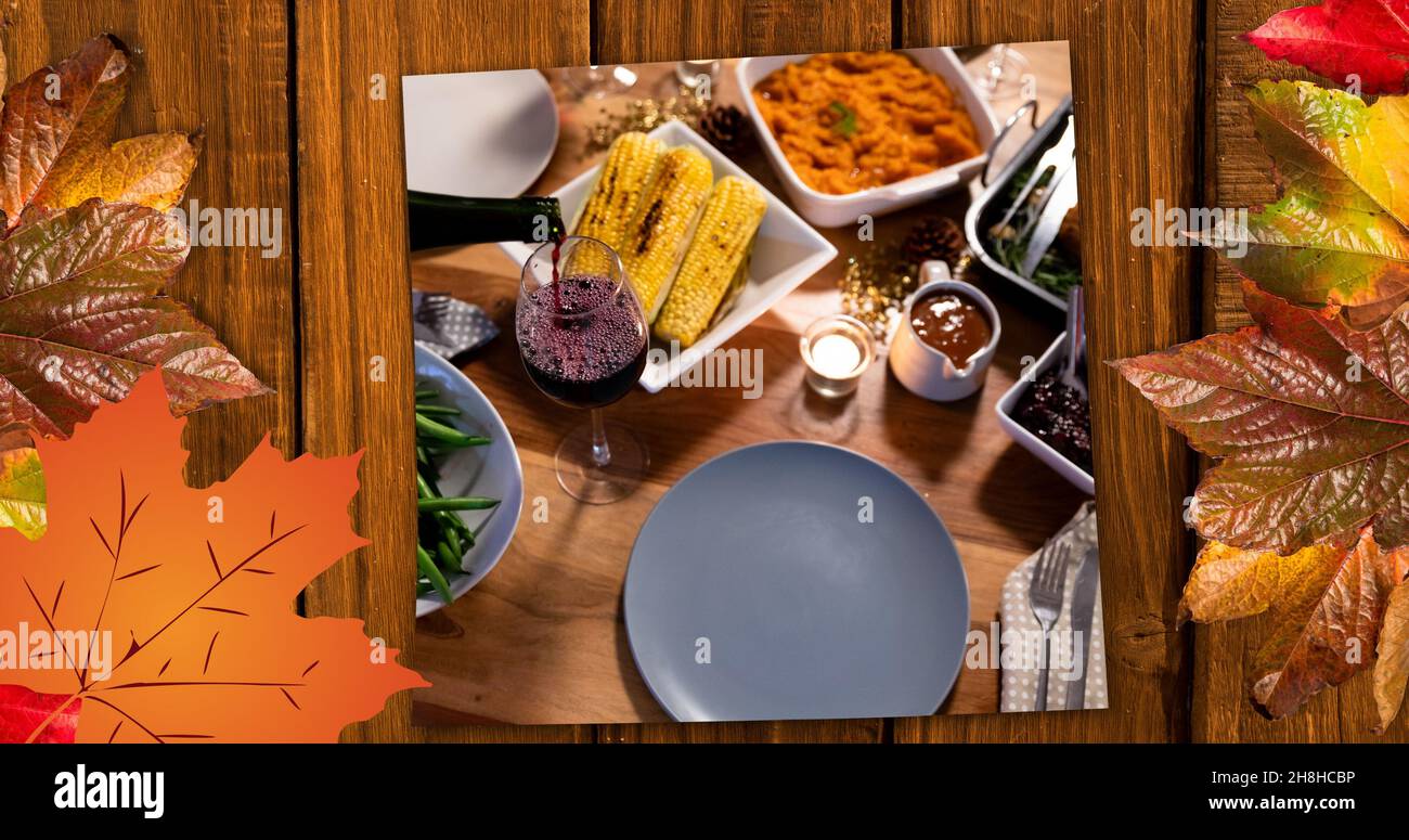 Zusammengesetztes Bild von verschiedenen köstlichen Speisen auf Danksagungsparty und Herbstblättern, Kopierraum Stockfoto