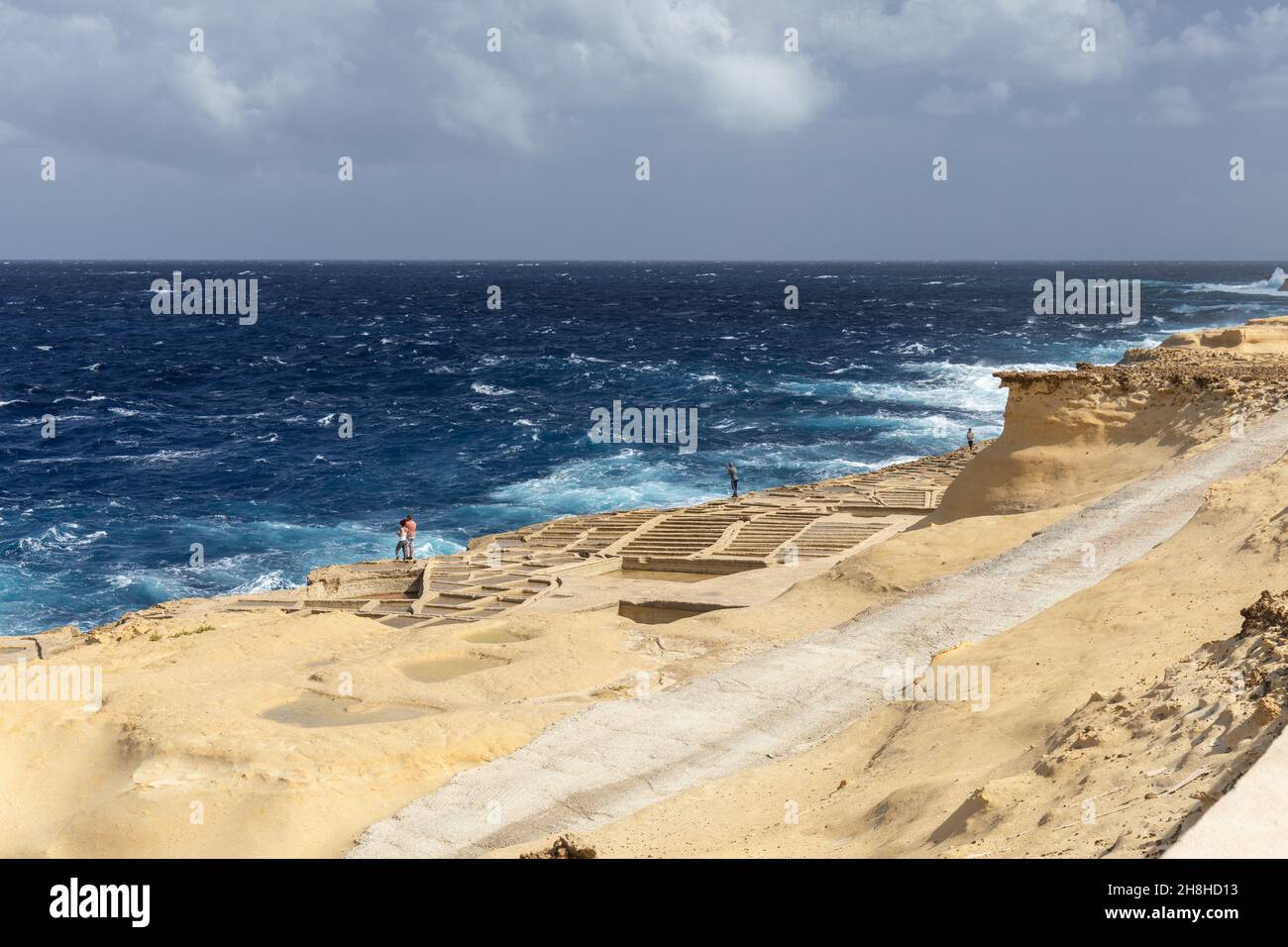 Die Xwejni Salzpfannen in Gozo, Malta. Eine malerische Landschaft mit Salzpfannen, die für die traditionelle Meersalzproduktion und das Mittelmeer verwendet werden Stockfoto