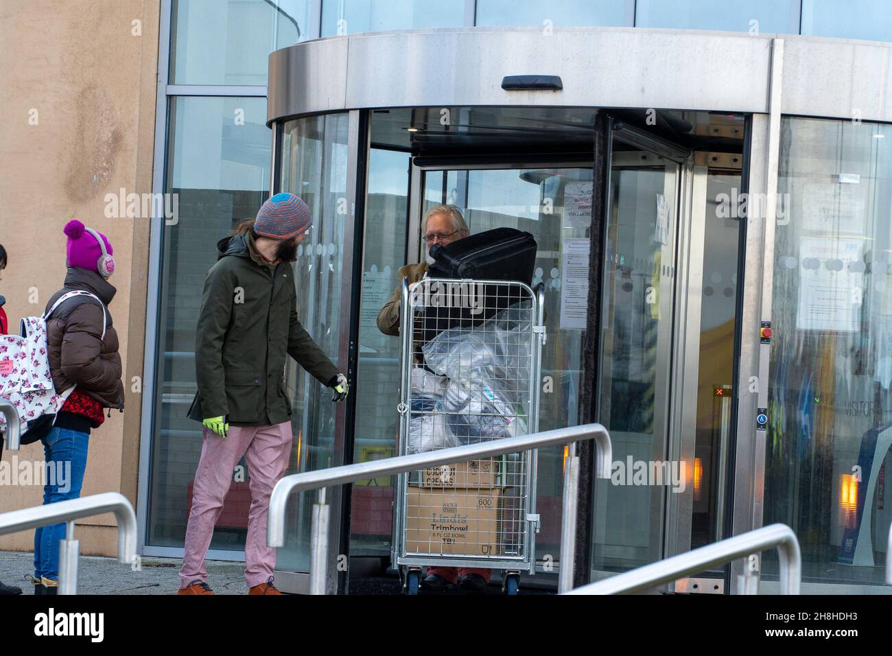 HMP Saughton Prison, Edinburgh, Schottland, 30th. November 2021: Im Bild - Craig Murray wird aus dem Gefängnis entlassen. Craig Murray wurde zu 8 Monaten Gefängnis verurteilt, weil er über den Alex-Salmond-Prozess berichtet hatte, und es wurde festgestellt, dass er wegen der offensichtlichen Stichsägenidentifikation vor Gericht verachtet wurde. Craig war der einzige Journalist, der während des Prozesses über den Fall der Verteidigung berichtet hat. Craig ist die erste Person, die im Vereinigten Königreich wegen einer Medienverachtung des Gerichts seit über 50 Jahren und in Schottland seit über 70 Jahren inhaftiert ist. Kredit:Barry Nixon/Almay Live Nachrichten Stockfoto