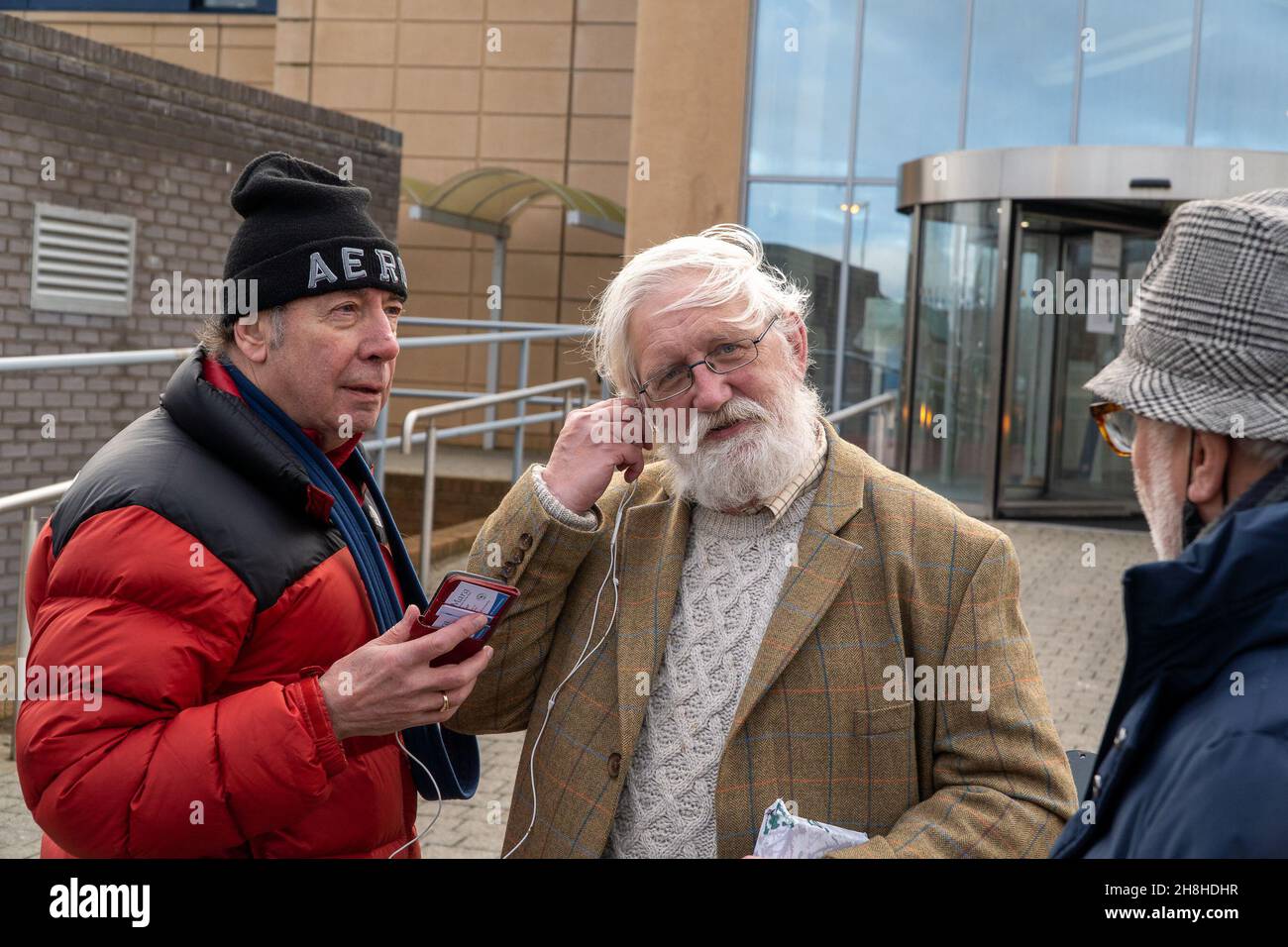 HMP Saughton Prison, Edinburgh, Schottland, 30th. November 2021: Im Bild - Craig Murray wird aus dem Gefängnis entlassen. Craig Murray wurde zu 8 Monaten Gefängnis verurteilt, weil er über den Alex-Salmond-Prozess berichtet hatte, und es wurde festgestellt, dass er wegen der offensichtlichen Stichsägenidentifikation vor Gericht verachtet wurde. Craig war der einzige Journalist, der während des Prozesses über den Fall der Verteidigung berichtet hat. Craig ist die erste Person, die im Vereinigten Königreich wegen einer Medienverachtung des Gerichts seit über 50 Jahren und in Schottland seit über 70 Jahren inhaftiert ist. Kredit:Barry Nixon/Almay Live Nachrichten Stockfoto