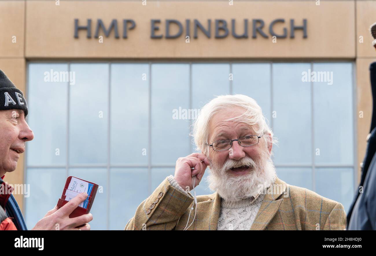 HMP Saughton Prison, Edinburgh, Schottland, 30th. November 2021: Im Bild - Craig Murray wird aus dem Gefängnis entlassen. Craig Murray wurde zu 8 Monaten Gefängnis verurteilt, weil er über den Alex-Salmond-Prozess berichtet hatte, und es wurde festgestellt, dass er wegen der offensichtlichen Stichsägenidentifikation vor Gericht verachtet wurde. Craig war der einzige Journalist, der während des Prozesses über den Fall der Verteidigung berichtet hat. Craig ist die erste Person, die im Vereinigten Königreich wegen einer Medienverachtung des Gerichts seit über 50 Jahren und in Schottland seit über 70 Jahren inhaftiert ist. Kredit:Barry Nixon/Almay Live Nachrichten Stockfoto