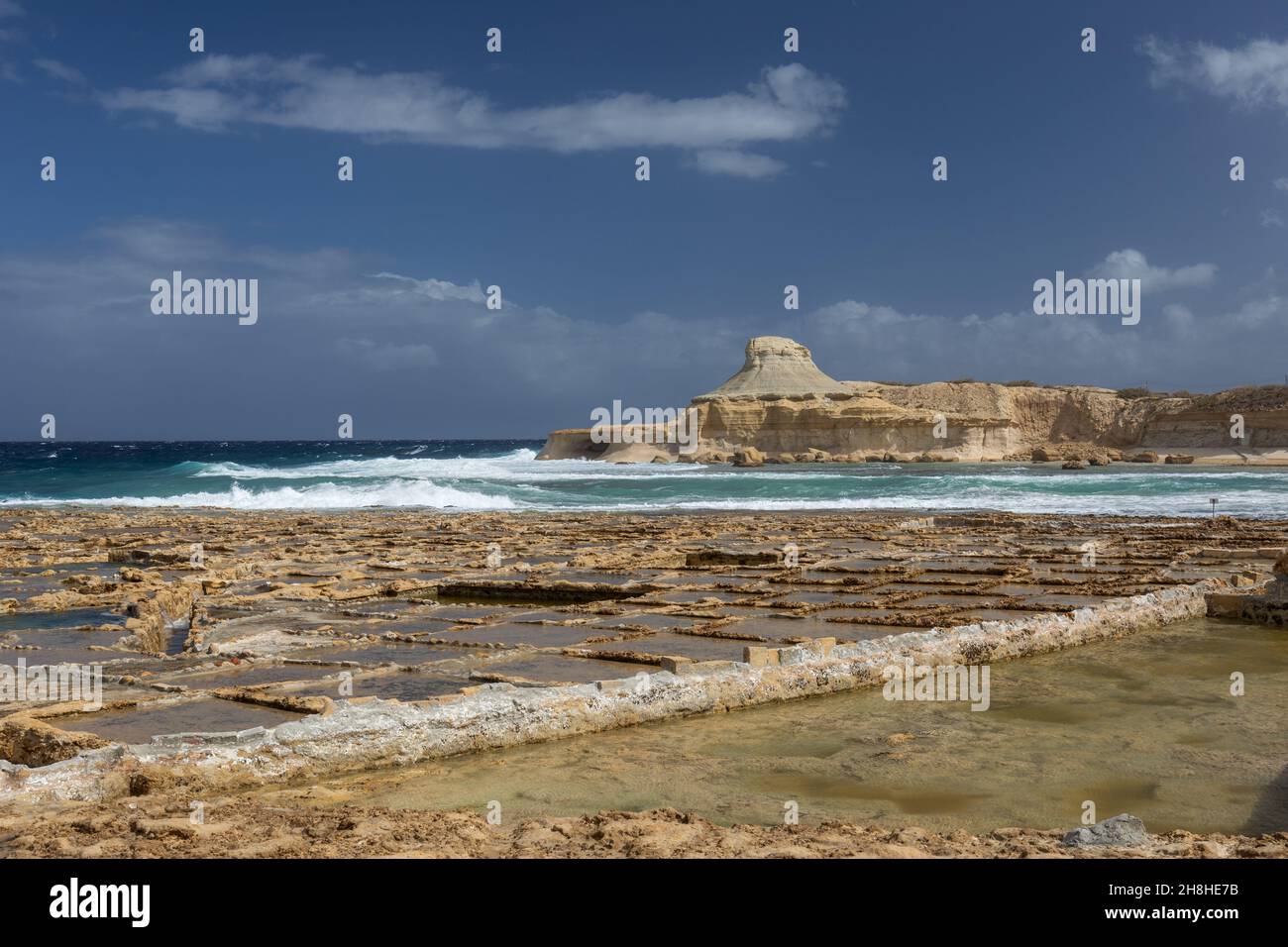 Die Xwejni Salzpfannen in Gozo, Malta. Eine malerische Landschaft mit Salzpfannen, die für die traditionelle Meersalzproduktion und das Mittelmeer verwendet werden Stockfoto