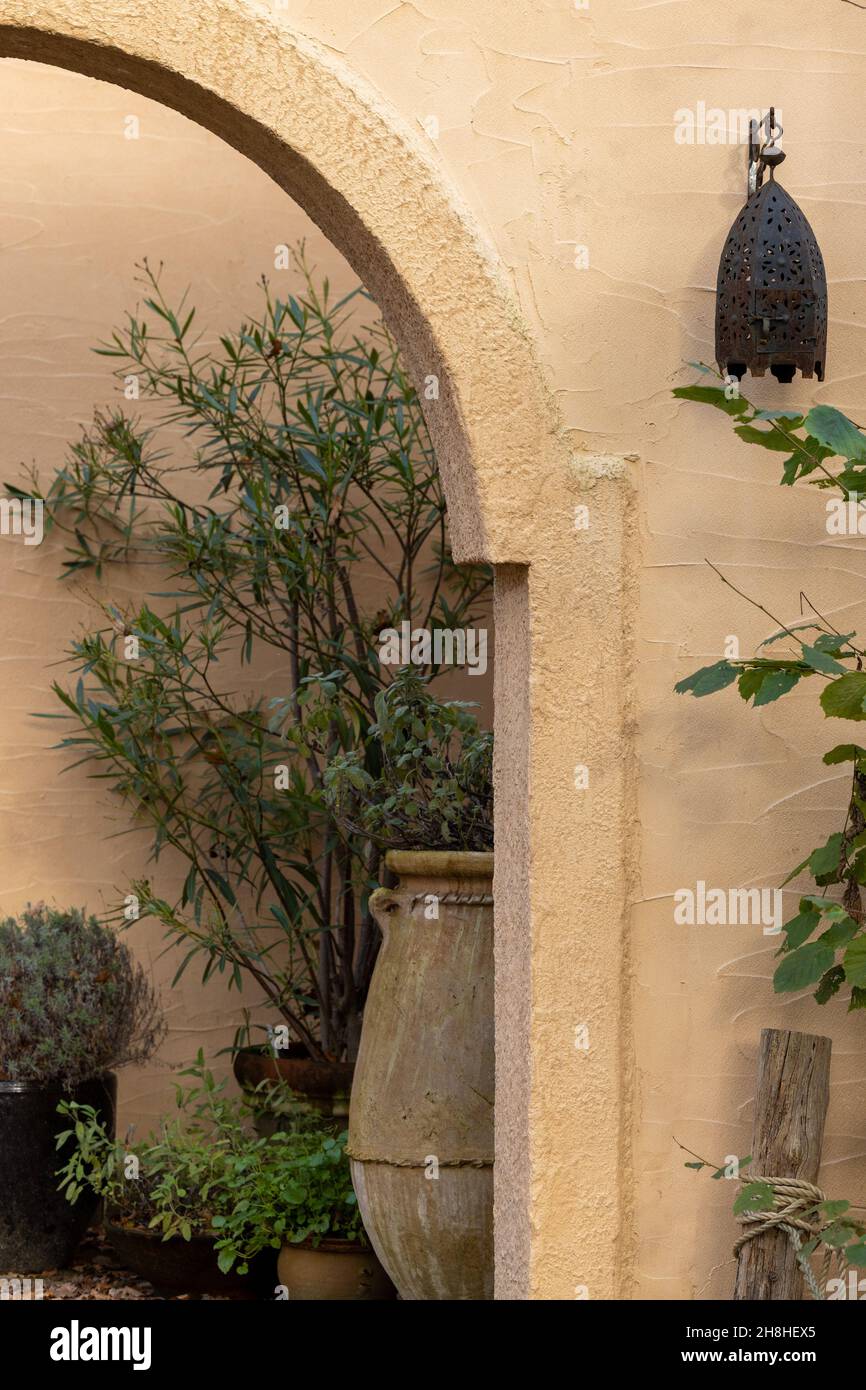 Lampe im arabischen Stil an der Wand eines typischen Gebäudes im mittelöstlichen Architekturstil mit Bögen und touristischen Dekorationen. Hochwertige Fotos Stockfoto