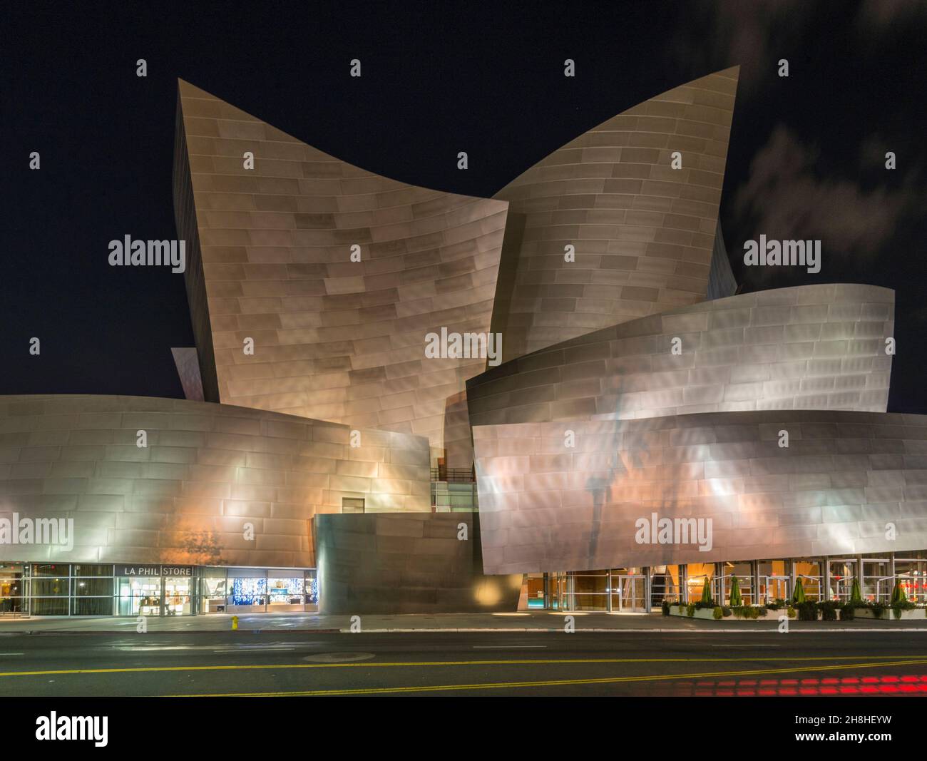 Die Walt Disney Concert Hall an der 111 South Grand Avenue in der Innenstadt von Los Angeles, Kalifornien, ist die vierte Halle des Los Angeles Music Center und Stockfoto