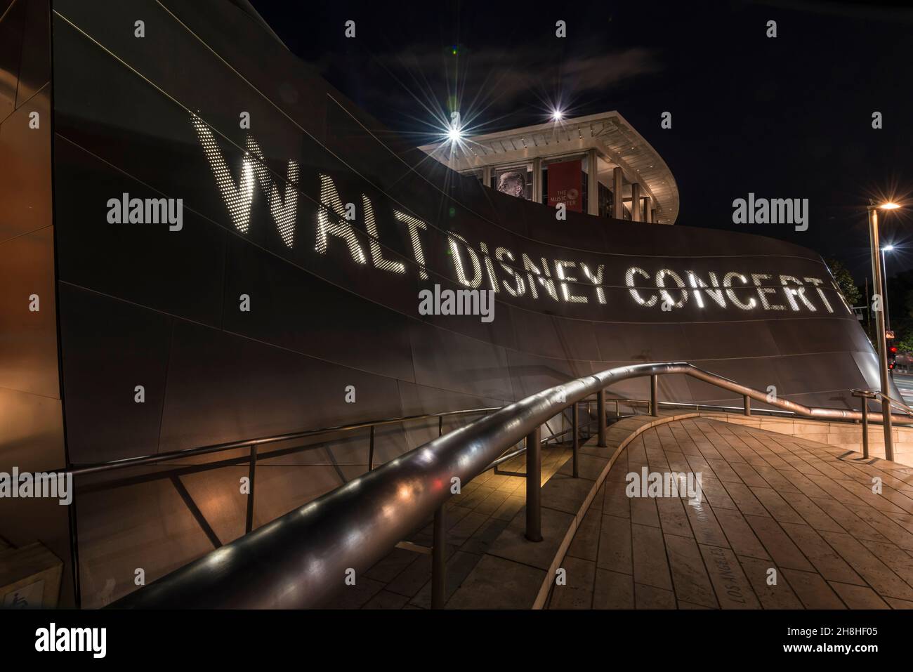 Die Walt Disney Concert Hall an der 111 South Grand Avenue in der Innenstadt von Los Angeles, Kalifornien, ist die vierte Halle des Los Angeles Music Center und Stockfoto