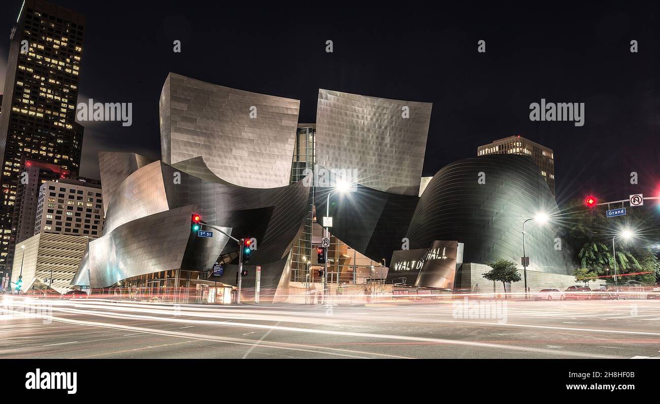 Die Walt Disney Concert Hall an der 111 South Grand Avenue in der Innenstadt von Los Angeles, Kalifornien, ist die vierte Halle des Los Angeles Music Center und Stockfoto