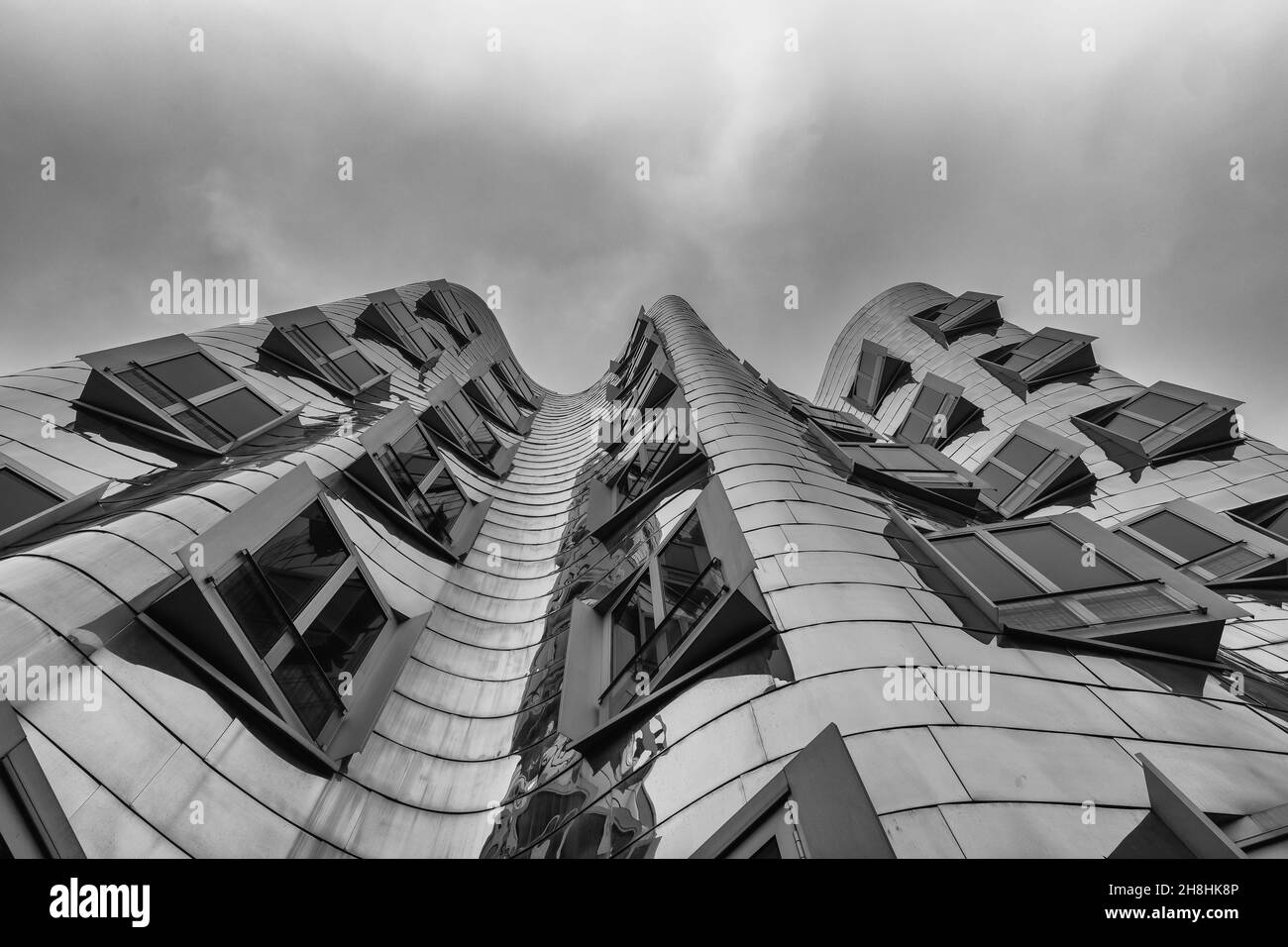 Abstrakter Blick auf ein Gebäude am Neuen Zollhof am Medienhafen in Düsseldorf Stockfoto