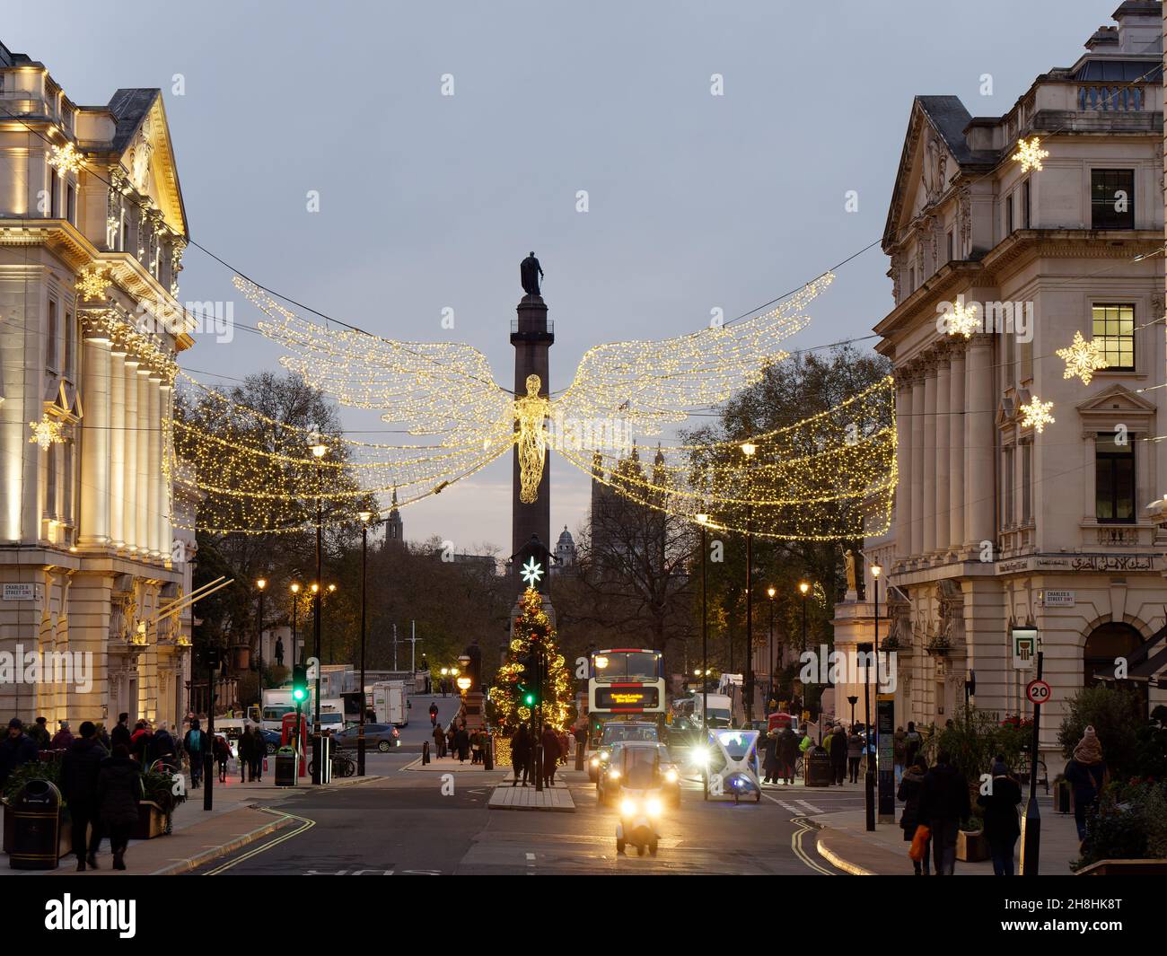 London, Greater London, England, November 28 2021: Ein Weihnachtsgeist und Weihnachtsbaum vor dem Duke of York Monument am Waterloo Place. Stockfoto