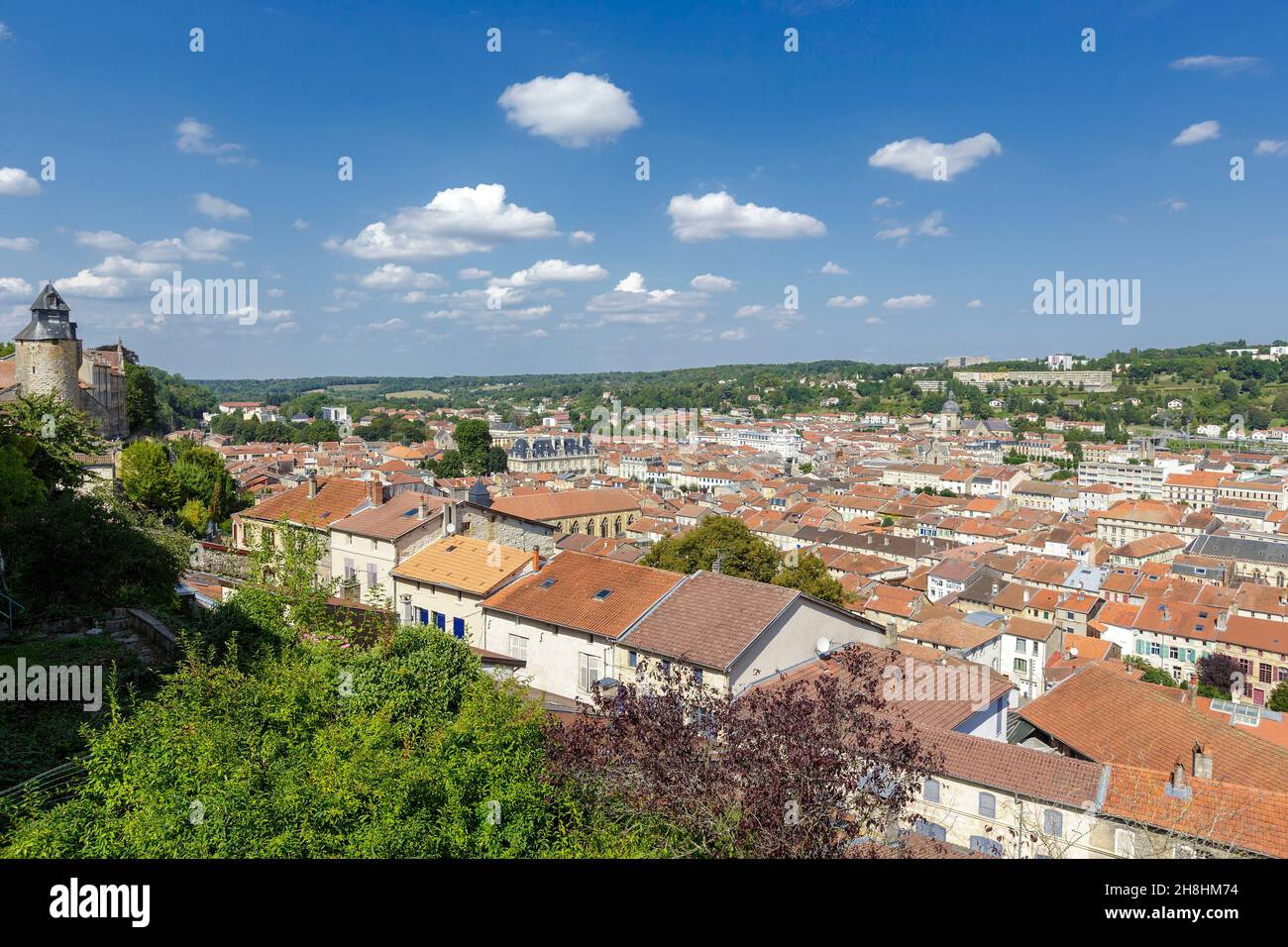 Frankreich, Meuse, Bar le Duc beschriftet Ville d'Art et d'histoire (Stadt der Kunst und Geschichte), Hochwinkel Blick auf den unteren Teil der Stadt und Uhrenturm auf der linken Seite Reste der mittelalterlichen Befestigungsanlagen des oberen Teils der Stadt Stockfoto