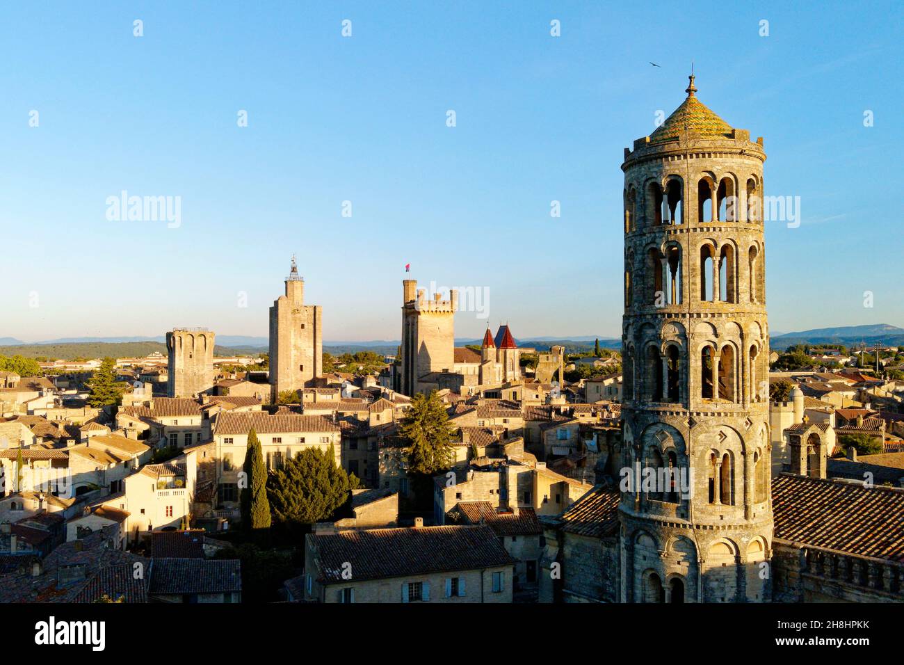 Frankreich, Gard, zahlt d'Uzege, Uzes, der großherzoglichen Schloss bekannt als die Duche und St. Theodorit Kathedrale mit dem Turm Fenestrelle Stockfoto