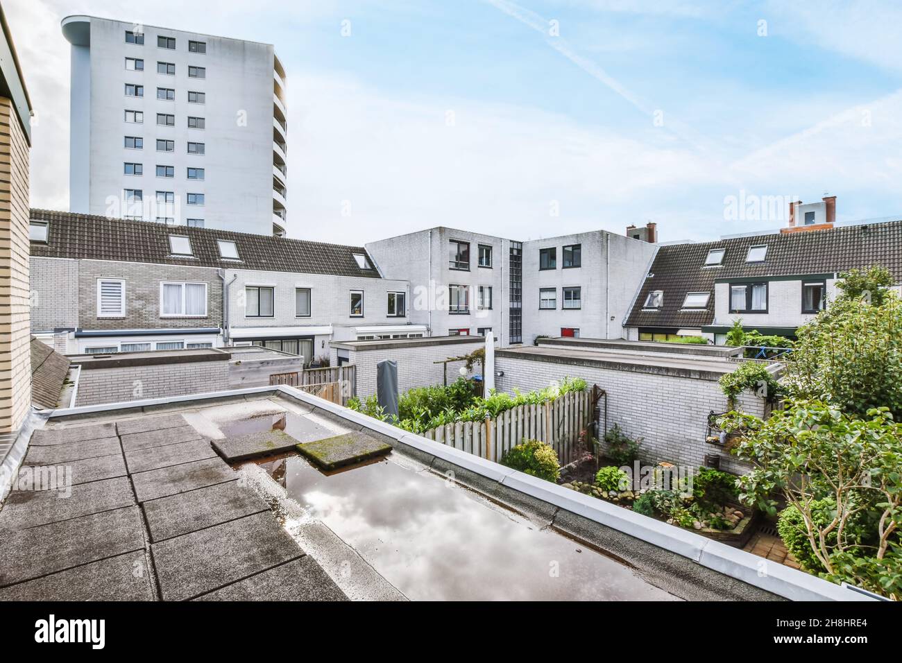 Flachdach des Gebäudes und Blick auf andere Gebäude und Bäume Stockfoto