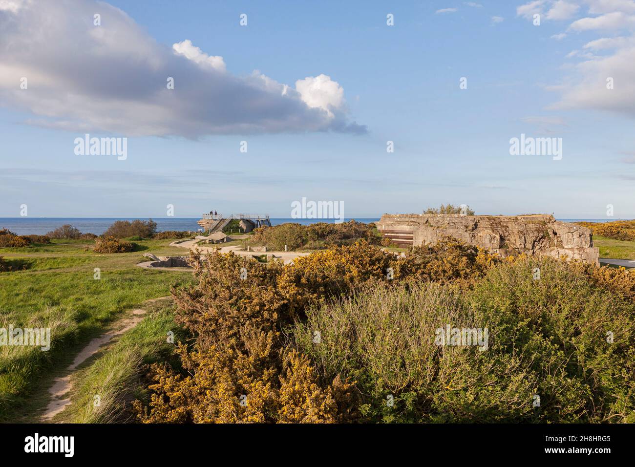 Frankreich, Calvados (14), Cricqueville-en-Bessin, Pointe du Hoc, Bombenlöcher und Blockhaus aus den alliierten Landungen in der Normandie im Juni 1944 Stockfoto