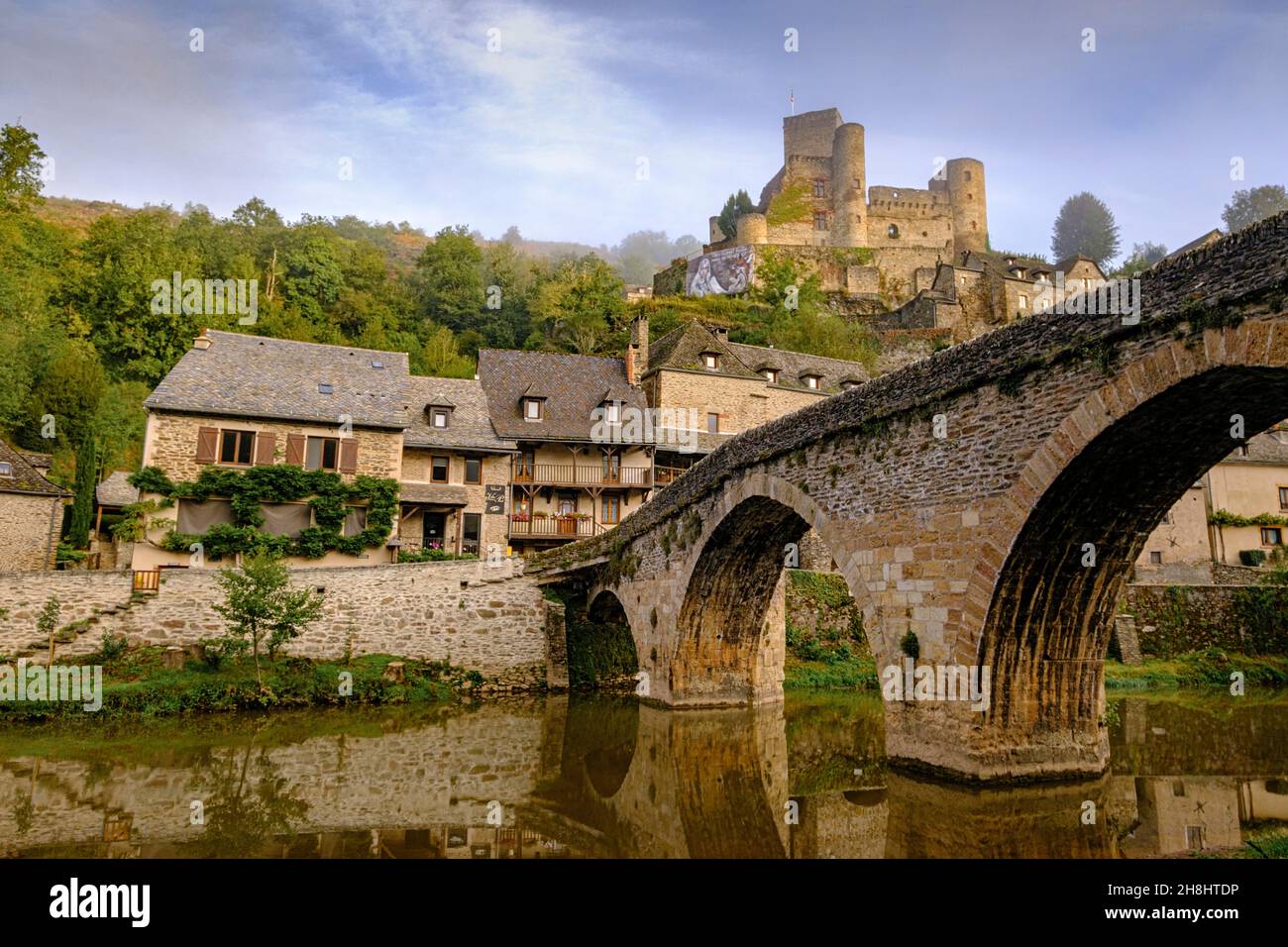 Frankreich, Aveyron, Belcastel, beschriftet eines der schönsten Dörfer in Frankreich, Schloss, 10. Jahrhundert, Meisterwerk von Hera und Herakut, ein Duo von deutschen Künstler Stockfoto