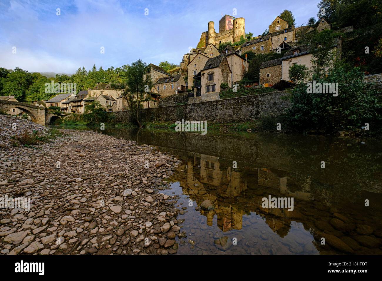 Frankreich, Aveyron, Belcastel, beschriftet eines der schönsten Dörfer in Frankreich, Schloss, 10. Jahrhundert, Meisterwerk von Hera und Herakut, ein Duo von deutschen Künstler Stockfoto