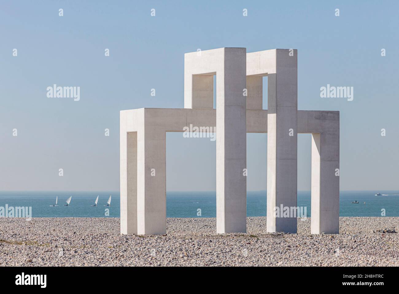 Frankreich, seine Maritime, Le Havre, Stadtzentrum, das von der UNESCO zum Weltkulturerbe erklärt wurde, monumentale Arbeiten BIS # 3 von Sabina lang und Daniel Baumann, am Kiesstrand, mit Blick auf das Meer Stockfoto