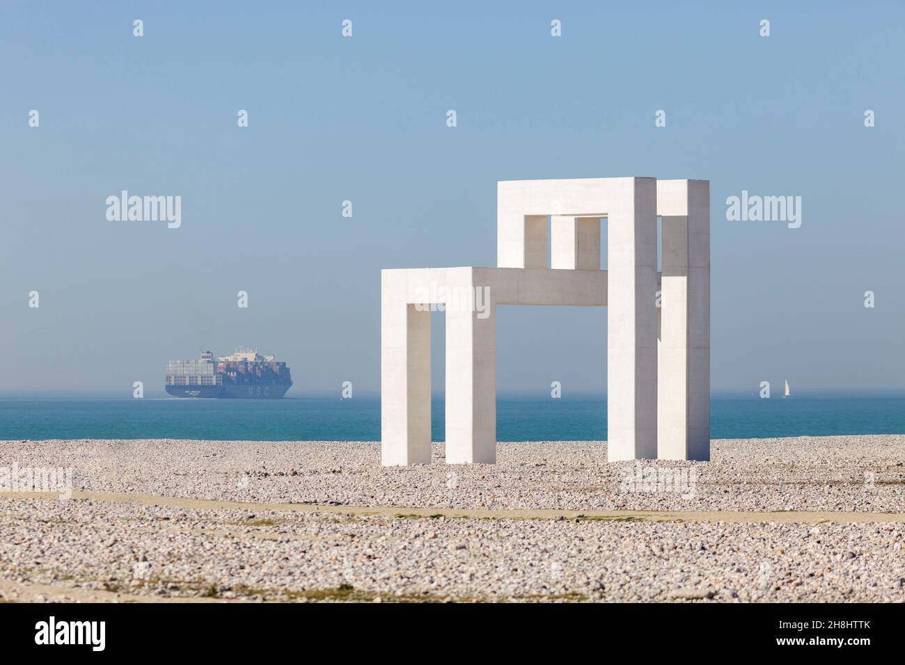 Frankreich, seine Maritime, Le Havre, Stadtzentrum, das von der UNESCO zum Weltkulturerbe erklärt wurde, monumentale Arbeiten BIS # 3 von Sabina lang und Daniel Baumann, am Kiesstrand, mit Blick auf das Meer Stockfoto
