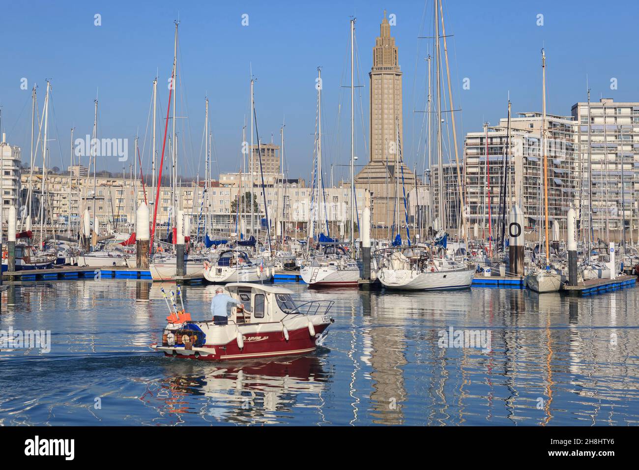 Frankreich, seine Maritime, Le Havre, Yachthafen, Fischerboot und achteckiger Glockenturm der Saint-Joseph-Kirche im Hintergrund, erbaut von 1951 bis 1956 von Auguste Perret Stockfoto