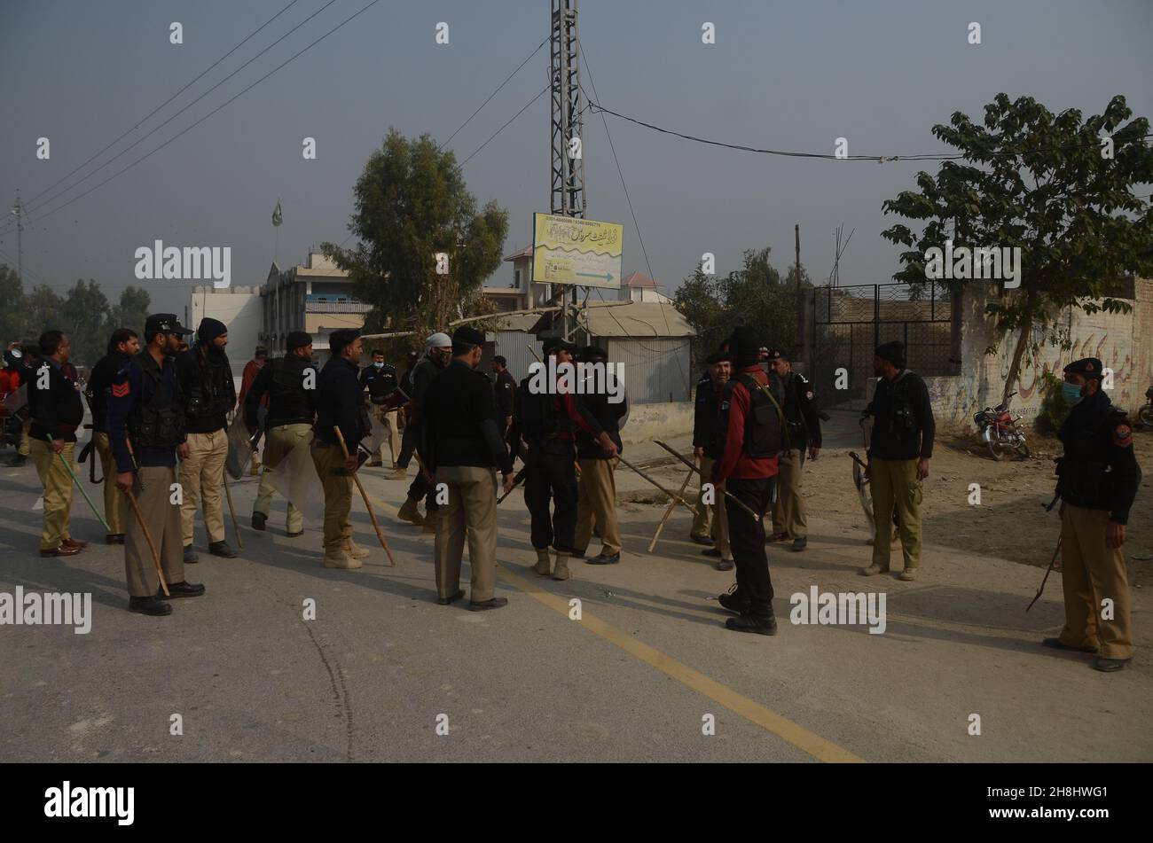 Peshawar, Pakistan. 28th. November 2021. Die Menschen protestieren und stoßen mit den Behörden in Khyber-Pakhtunkhwa im Distrikt Charsadda, Pakistan, zusammen, um die Freilassung eines Mannes zu fordern, der verhaftet wurde, weil er angeblich den Heiligen Koran entheiligte. (Foto: Hussain Ali/Pacific Press/Sipa USA) Quelle: SIPA USA/Alamy Live News Stockfoto