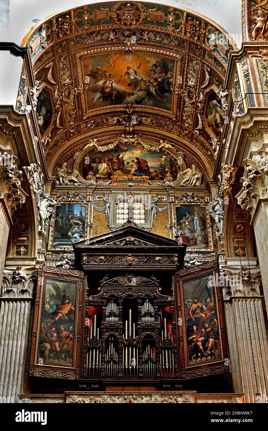 Pfeifenorgel die Pfeifenorgel, deren Türen von G. Benso in den Jahren 1634/5 gemalt wurden. Kathedrale oder Metropolitan Cathedral of Saint Lawrence Gotischer Spatenstich 1110 fertiggestellt 17th Jahrhundert. Genua Italien Italienisch. Stockfoto