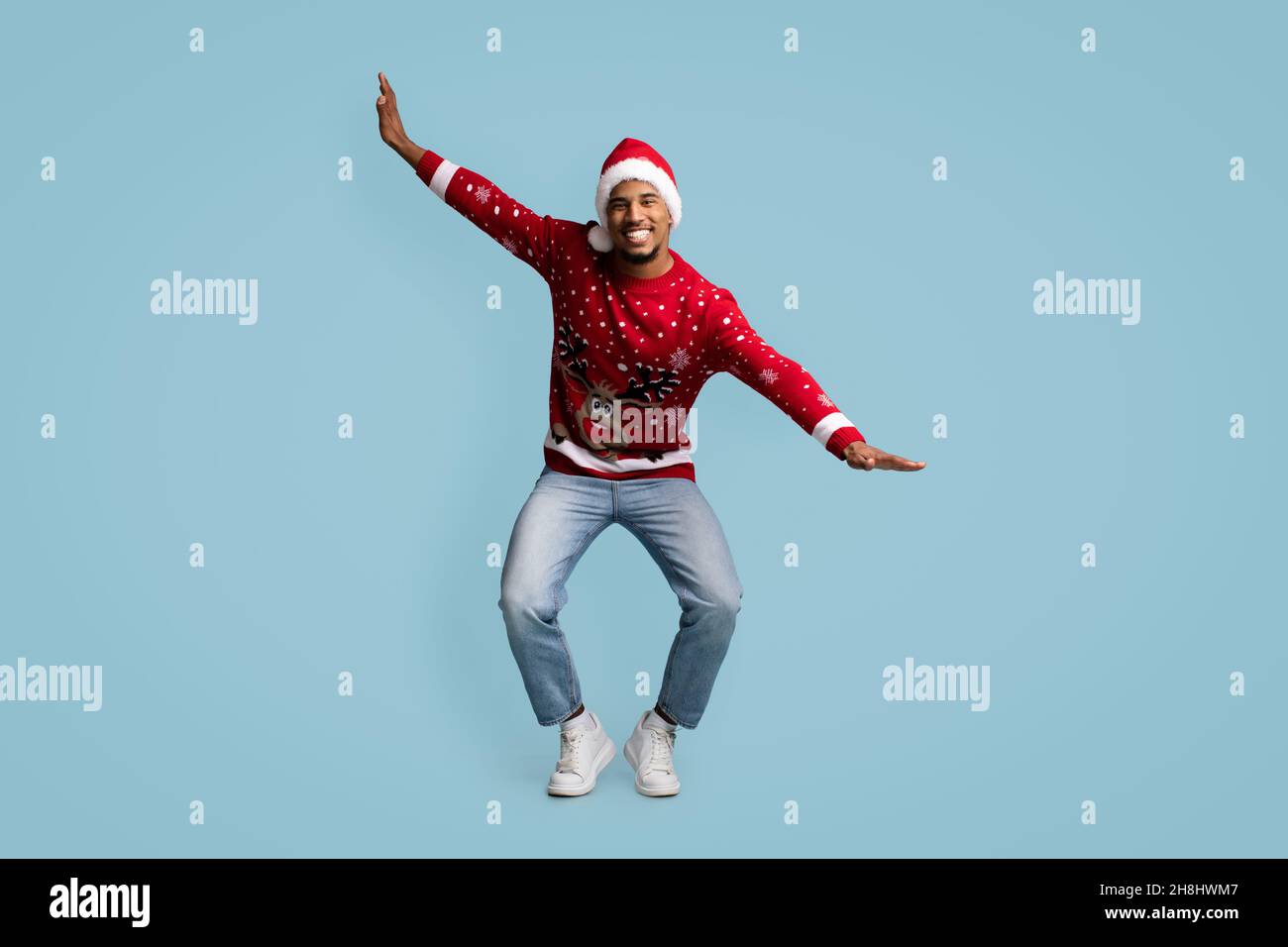 Emotionaler schwarzer Kerl mit Neujahrsdisco Stockfoto
