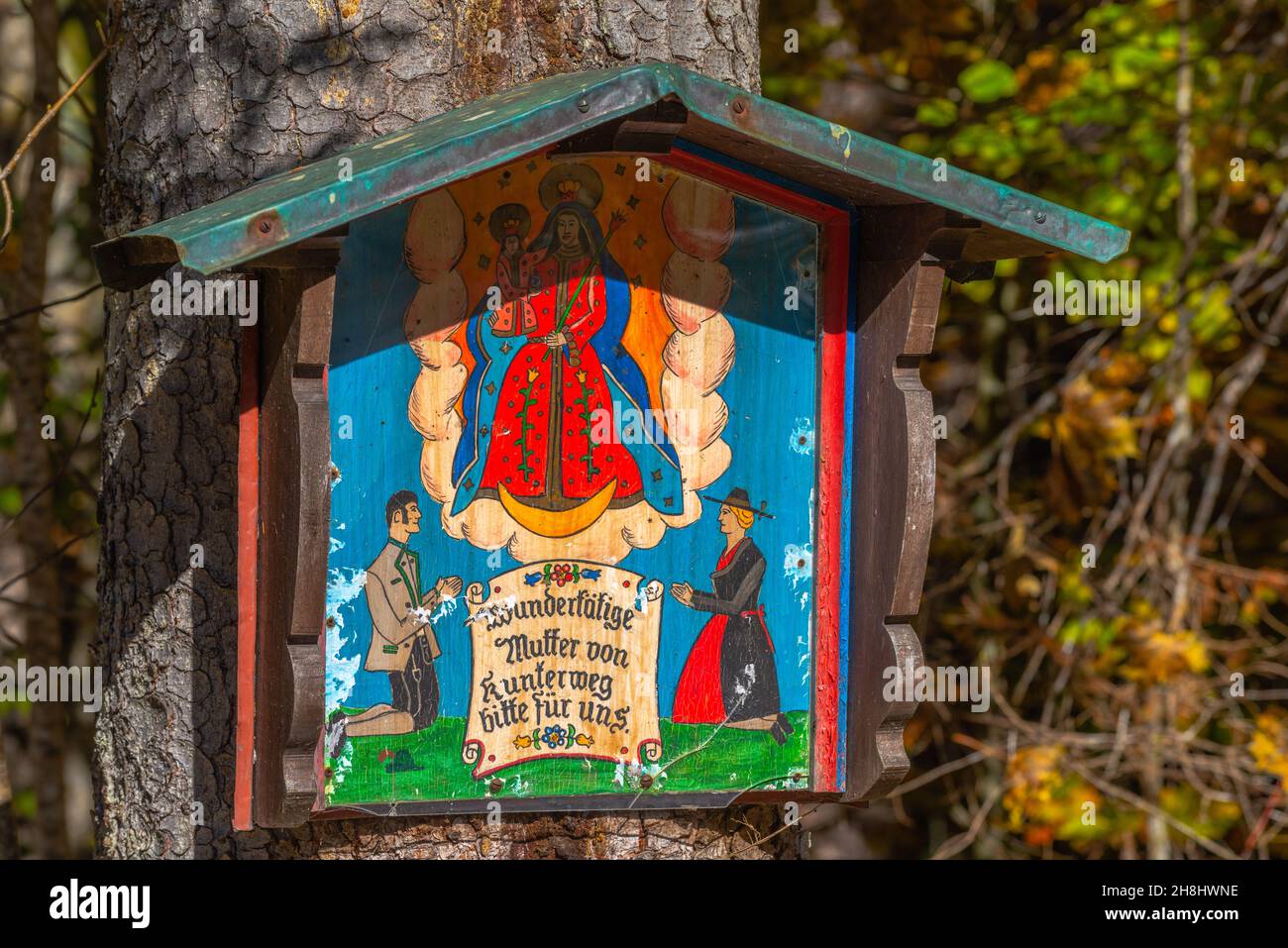 Shrinähnliche religiöse Holztafel am Zauberwald am Hintersee in den bayerischen Alpen, Ramsau, Oberbayern, Süddeutschland, Europa Stockfoto