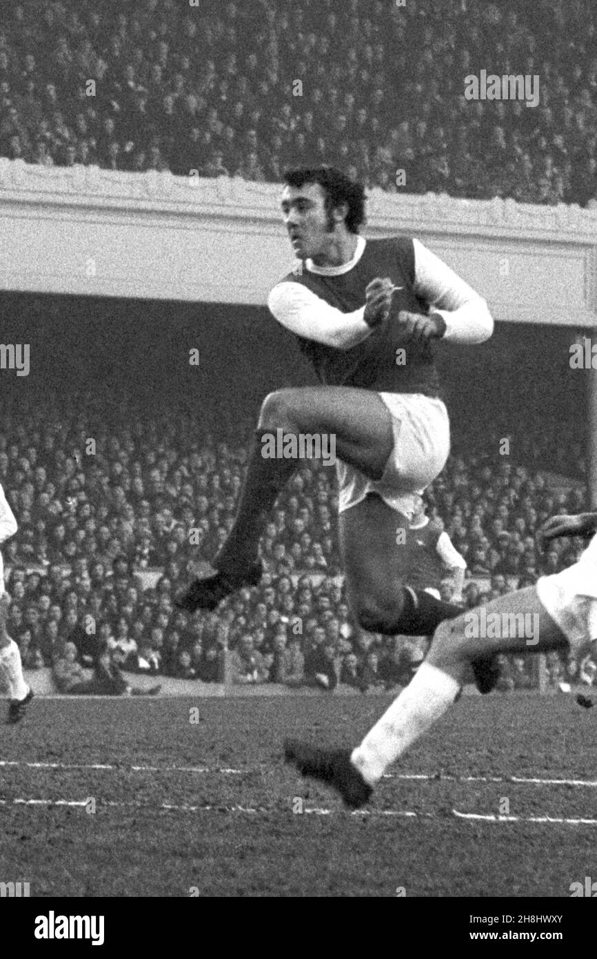 Das Fileboto vom 13-01-1973 von Ray Kennedy erzielt das erste Tor für Arsenal bei ihrem Unentschieden 2-2 mit Leicester City. Der ehemalige Liverpool- und Arsenal-Spieler Ray Kennedy ist im Alter von 70 Jahren gestorben, teilte der Merseyside-Club mit. Ausgabedatum: Dienstag, 30. November 2021. Stockfoto